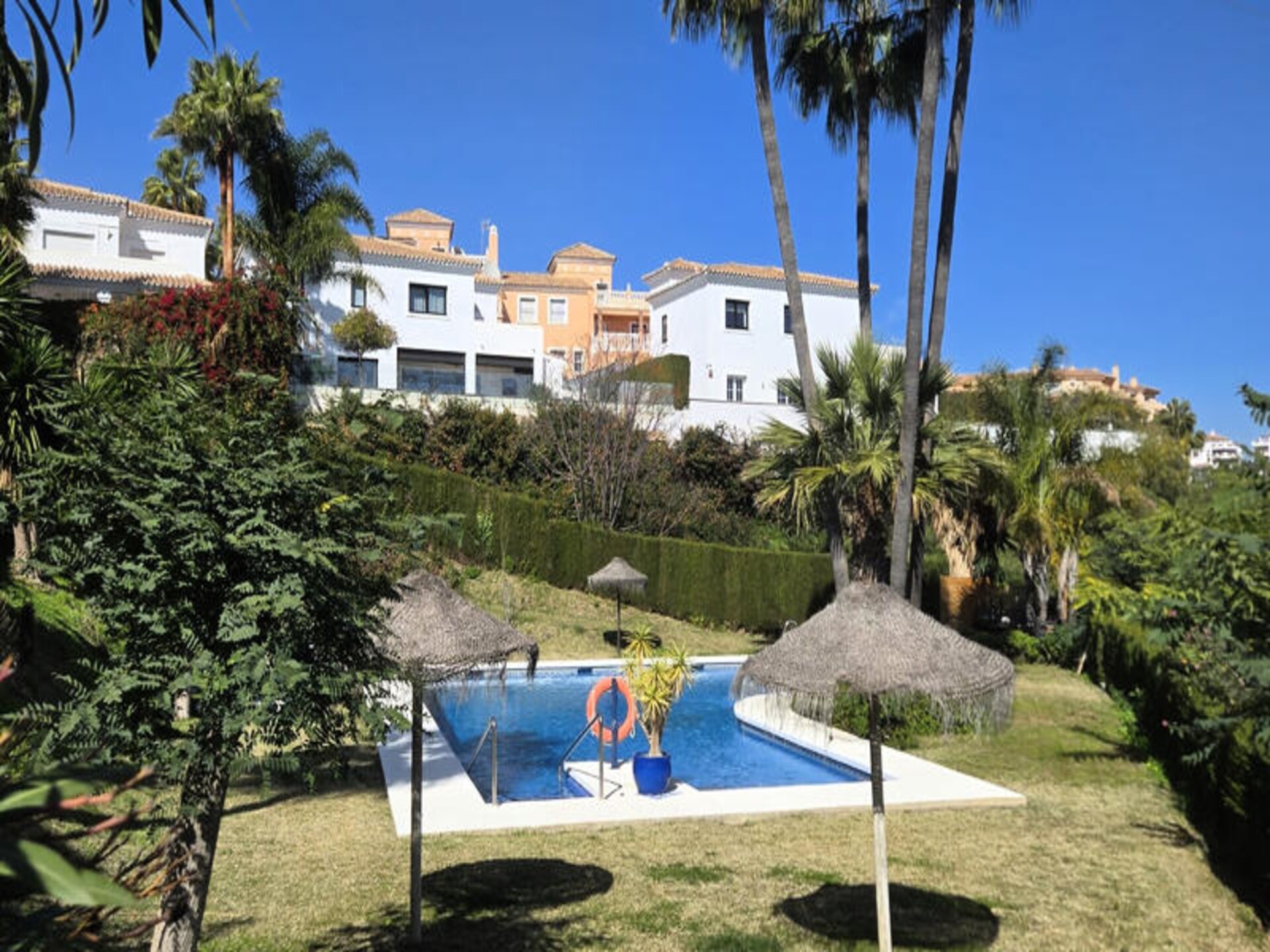 Ruim appartement in Mijas met zeezicht, zwembad en dakterras - foto 45