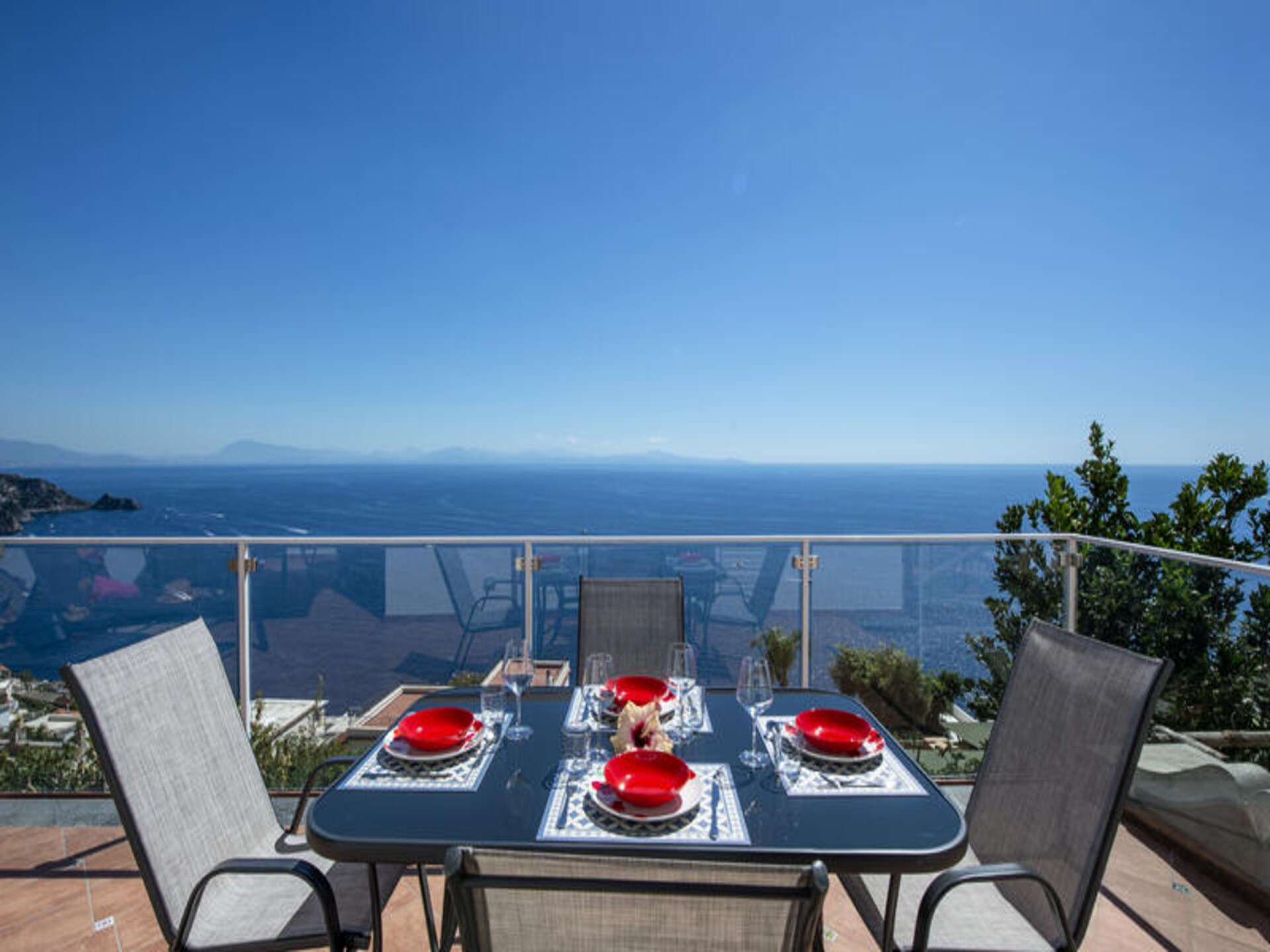 Licht appartement met panoramisch zeezicht in het hart van Praiano - foto 2