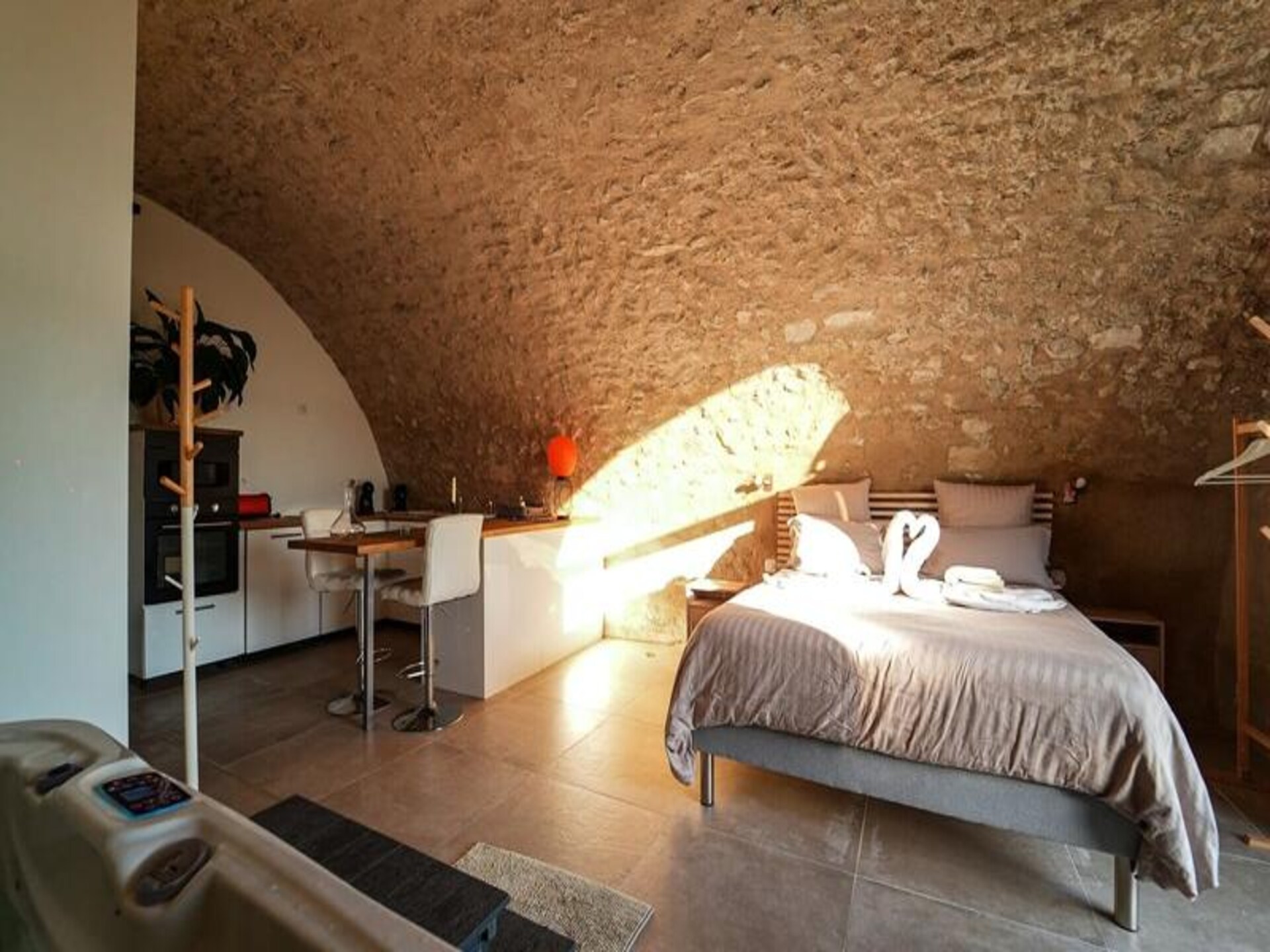 Romantische loft met whirlpool en panoramisch uitzicht in Reillanne - foto 17