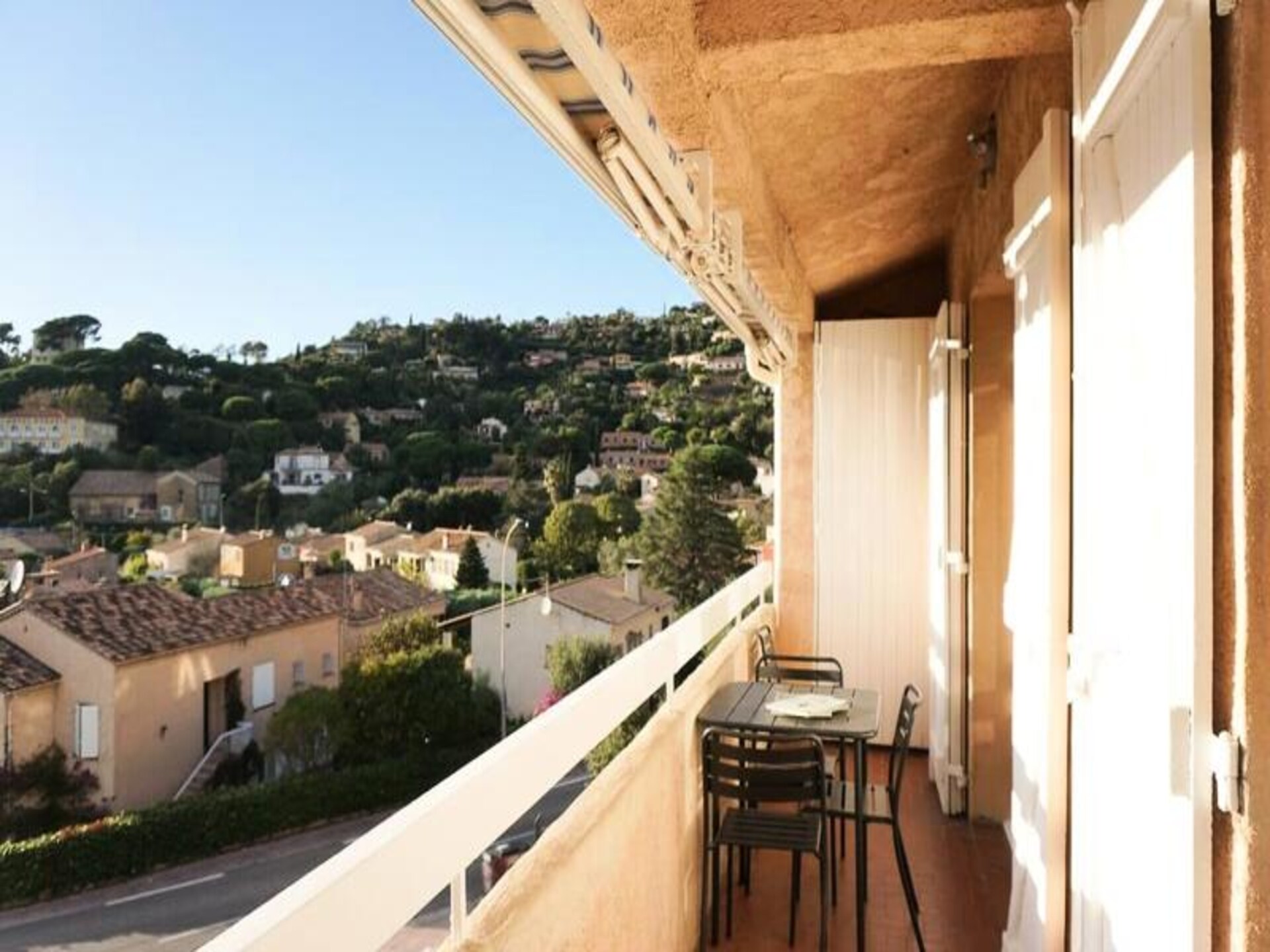 Licht appartement in Bormes-les-Mimosas met zonnig terras op het zuiden - foto 3