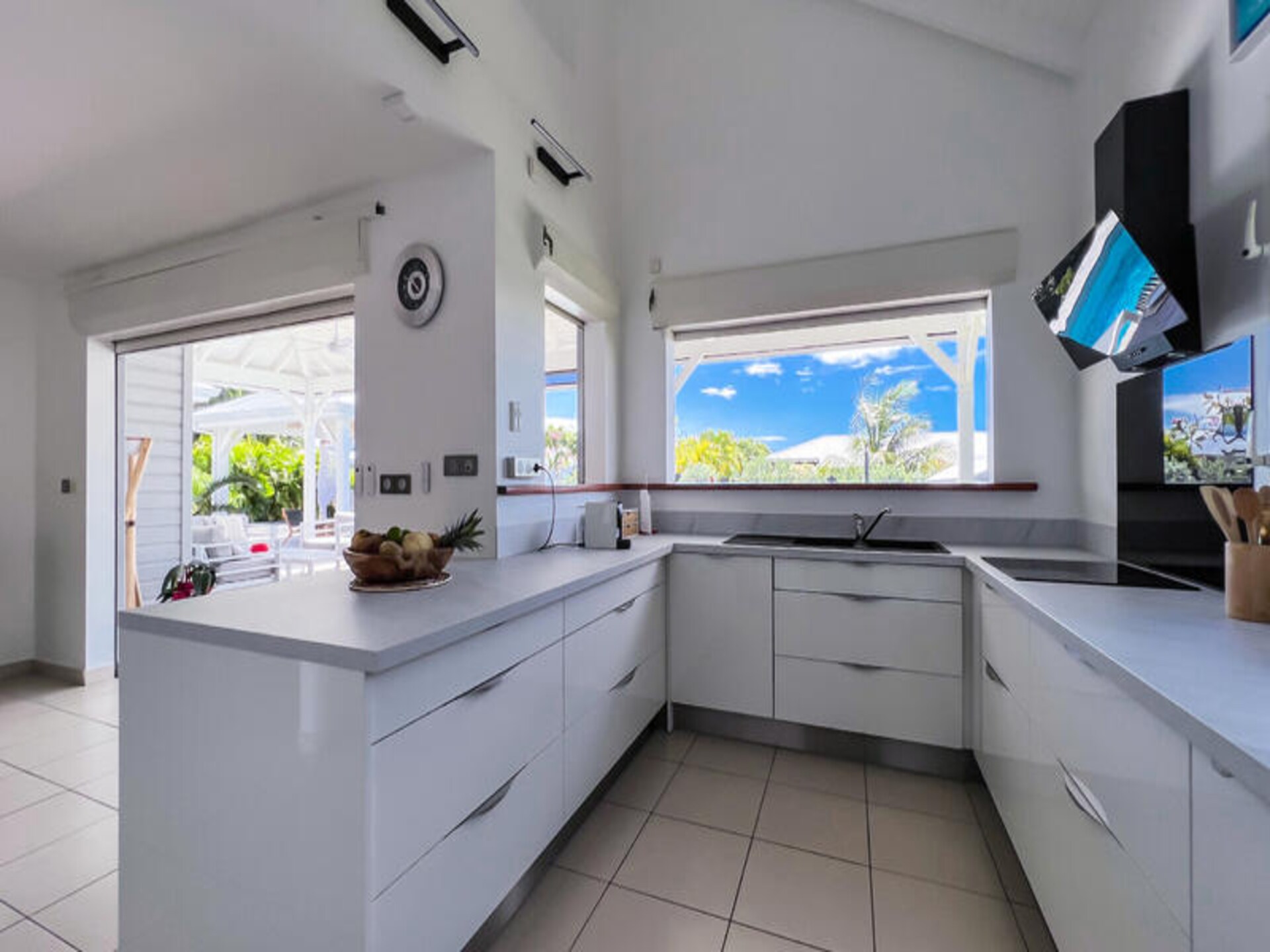 Ruim appartement in Saint-François met airco, tuin en privépad naar zee - foto 15