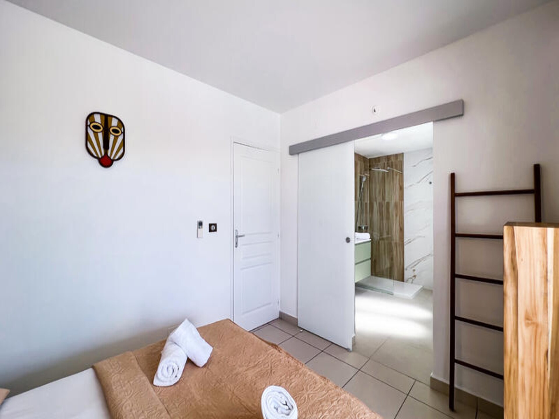Ruim appartement in Saint-François met airco, tuin en privépad naar zee - foto 21