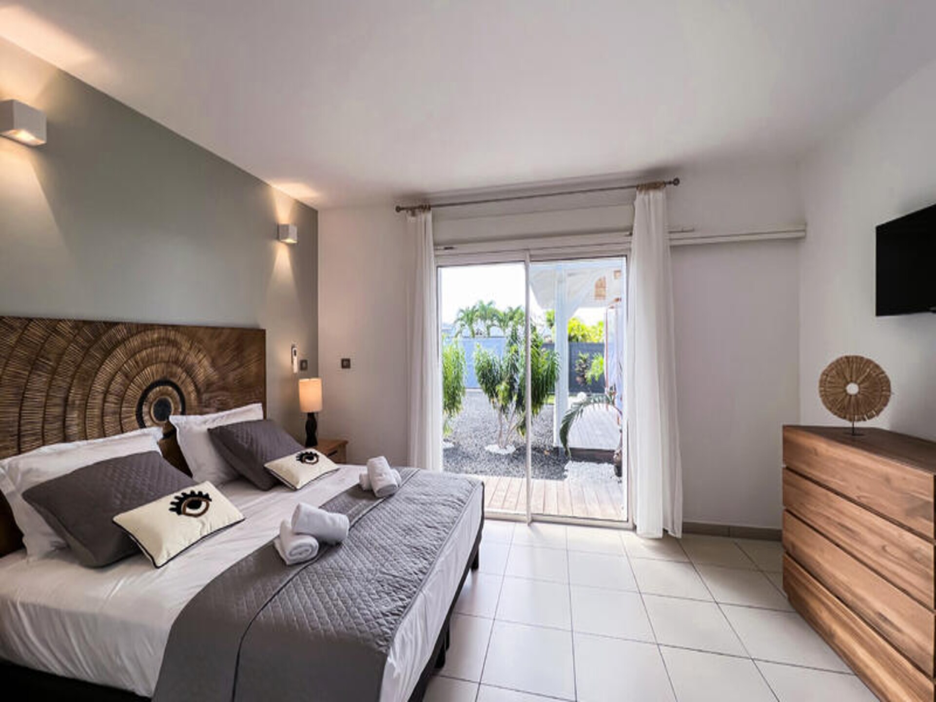 Ruim appartement in Saint-François met airco, tuin en privépad naar zee - foto 24