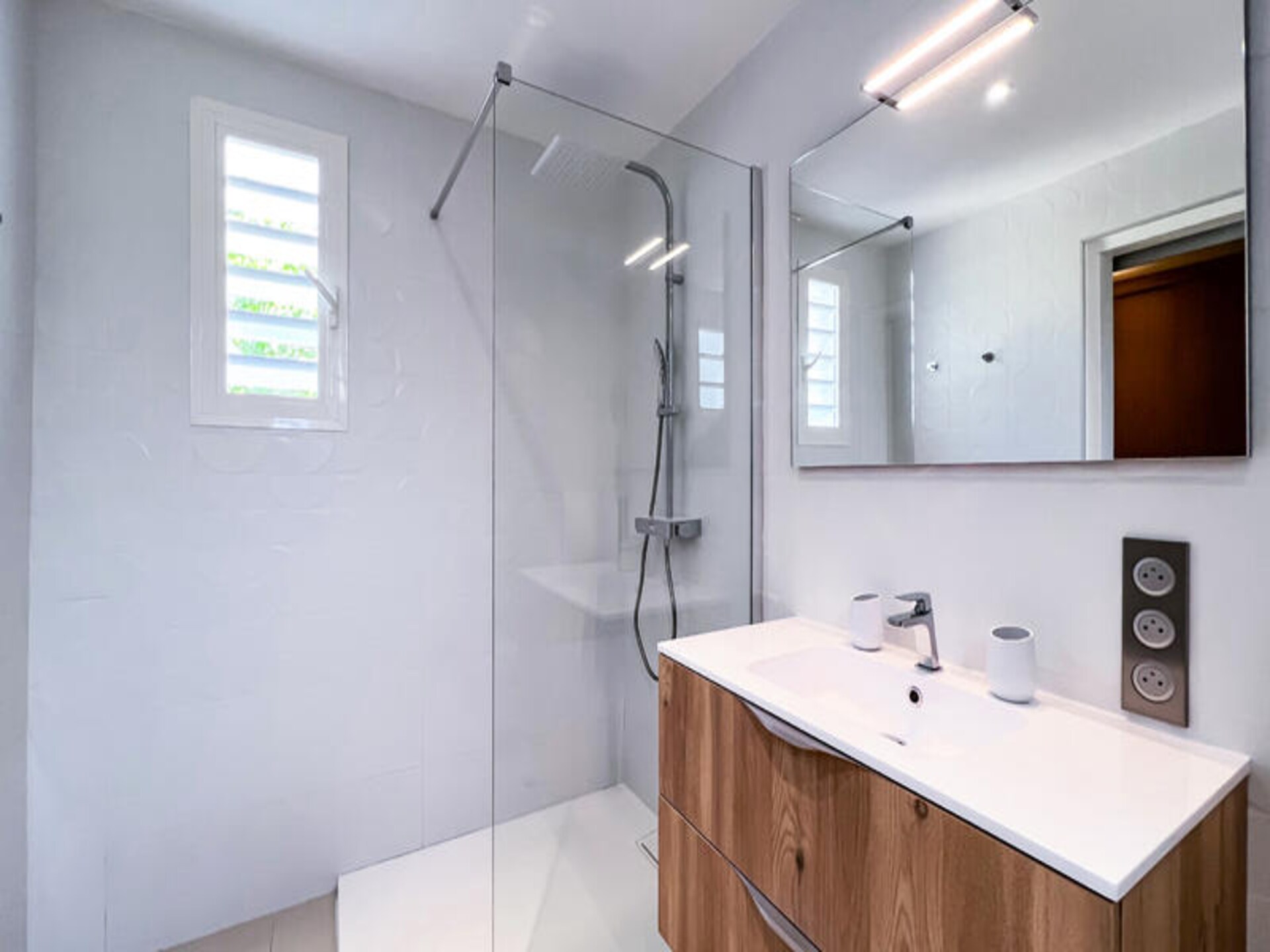 Ruim appartement in Saint-François met airco, tuin en privépad naar zee - foto 26