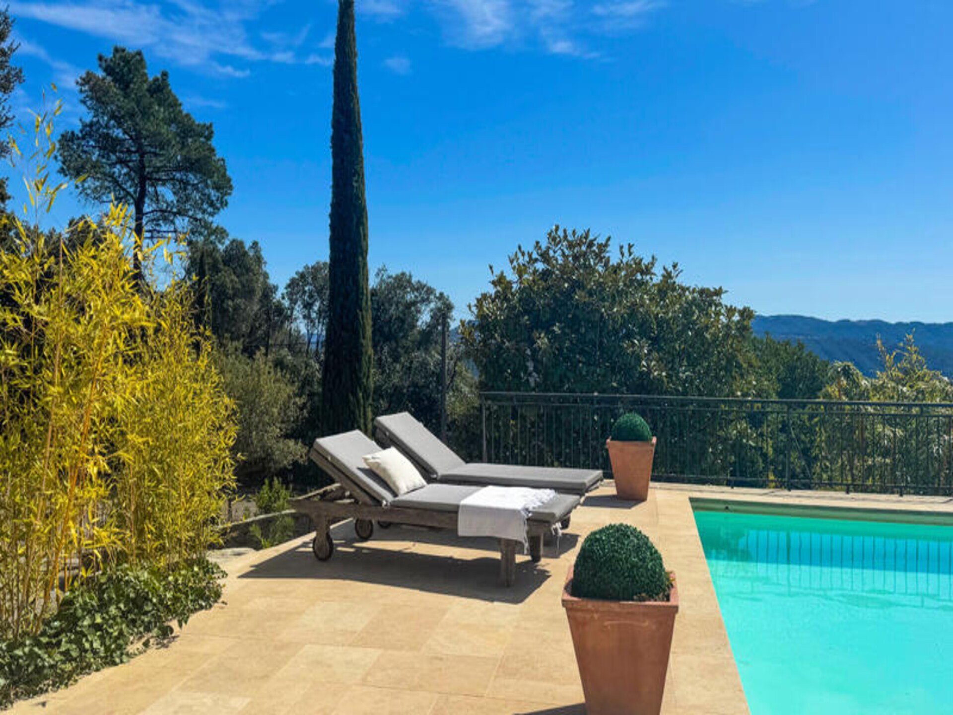 Luxe villa voor 8 in Montauroux met privézwembad, tennisbaan en bergzicht - foto 2