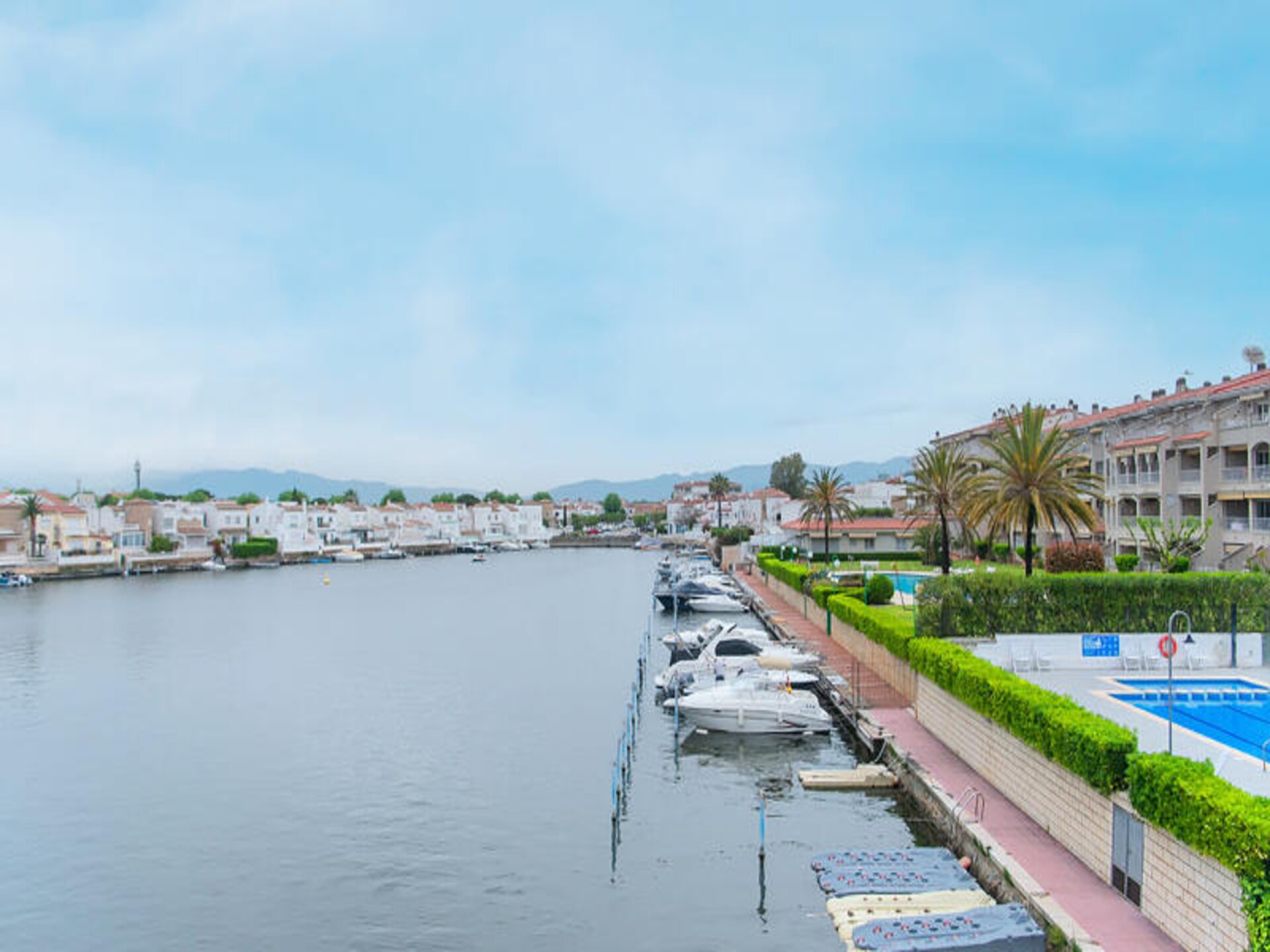 Appartement aan de kanalen van Empuriabrava met zwembad en terras - foto 12