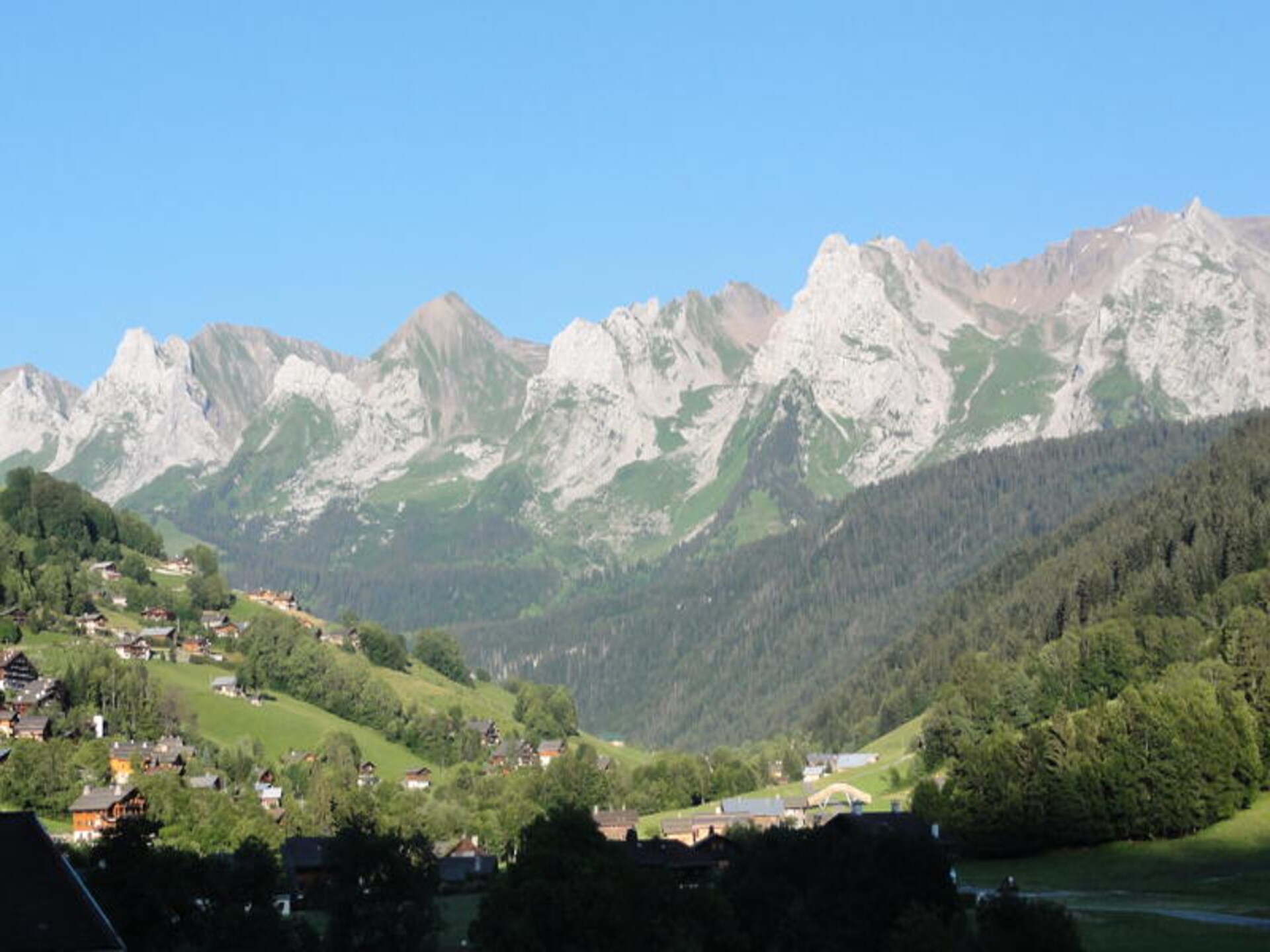 Ruim appartement met balkon en uitzicht op de Aravis, vlakbij centrum Grand-Bornand - foto 14