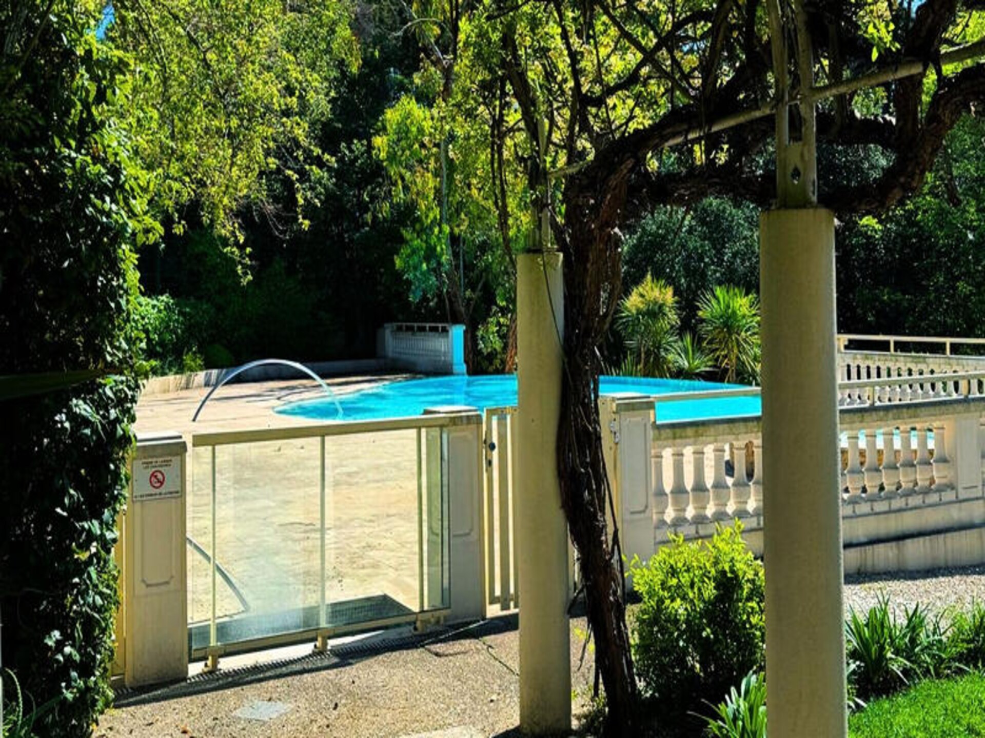 Licht appartement met balkon en zwembad in Cannes - foto 9