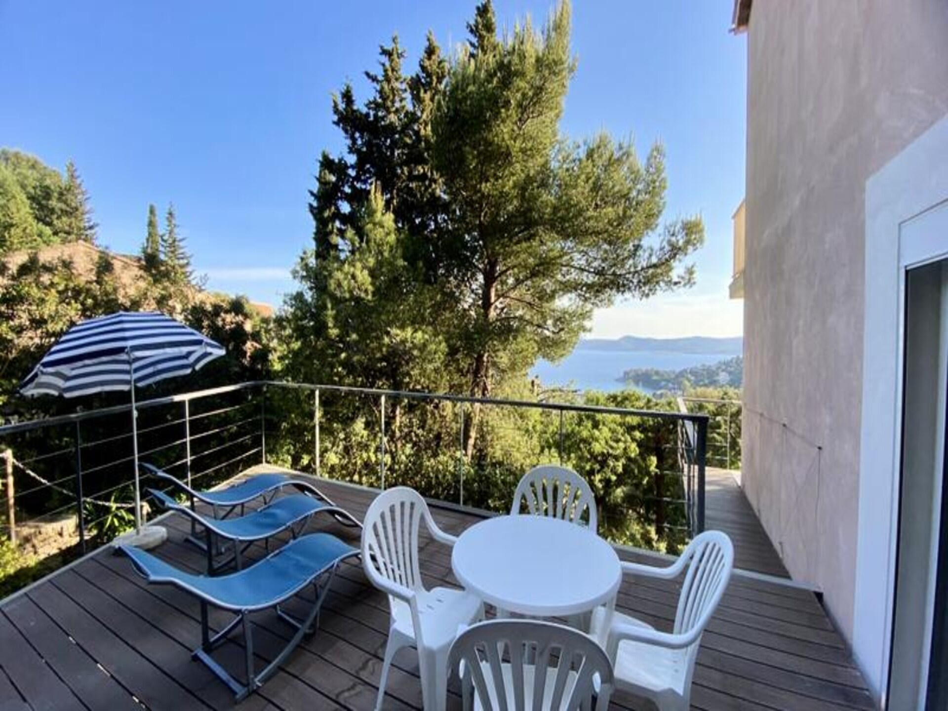 Gerenoveerd appartement met panoramisch zeezicht en groot balkon in Aiguebelle - foto 10