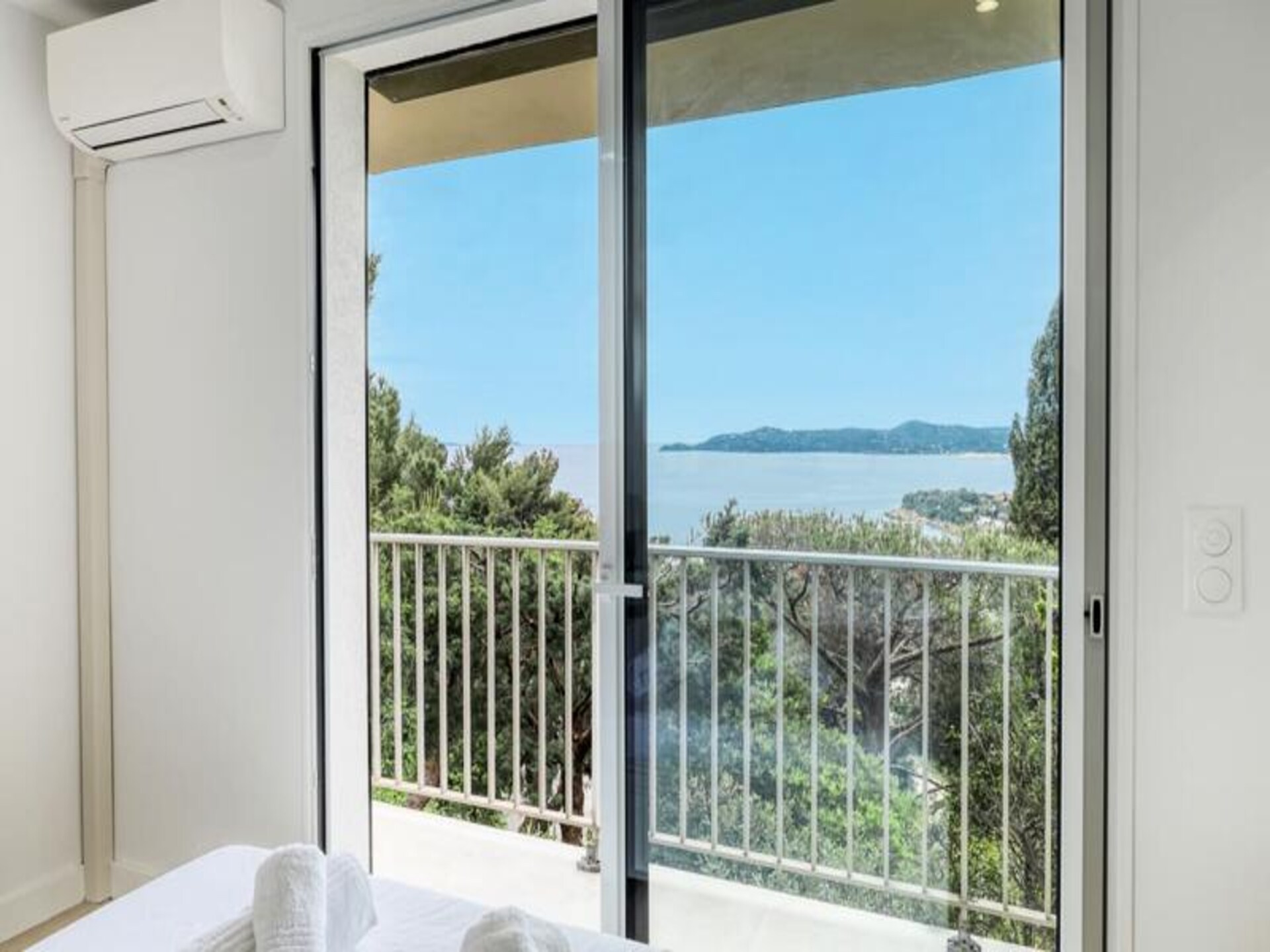 Gerenoveerd appartement met panoramisch zeezicht en groot balkon in Aiguebelle - foto 13