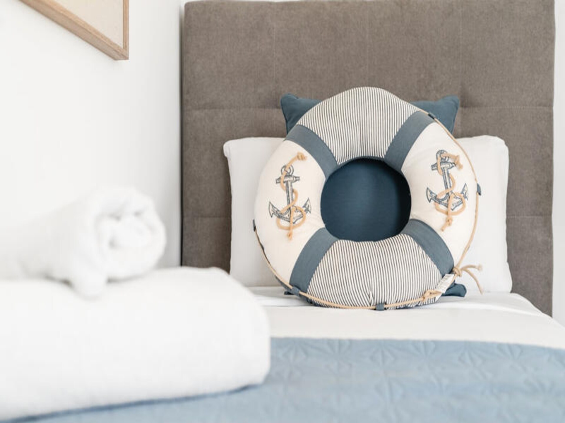 Modern appartement aan kristalheldere lagune bij Casares, vlakbij Estepona - foto 17