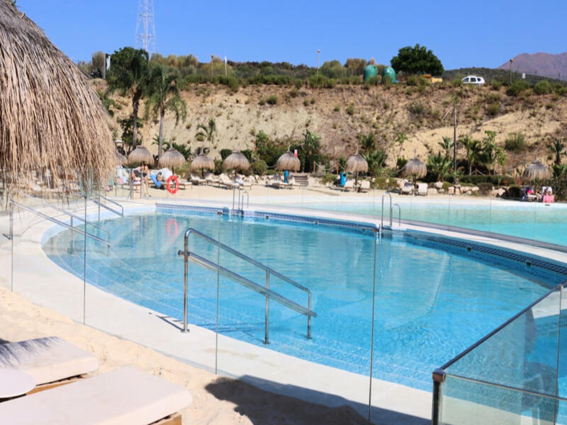 Modern appartement aan kristalheldere lagune bij Casares, vlakbij Estepona - foto 22