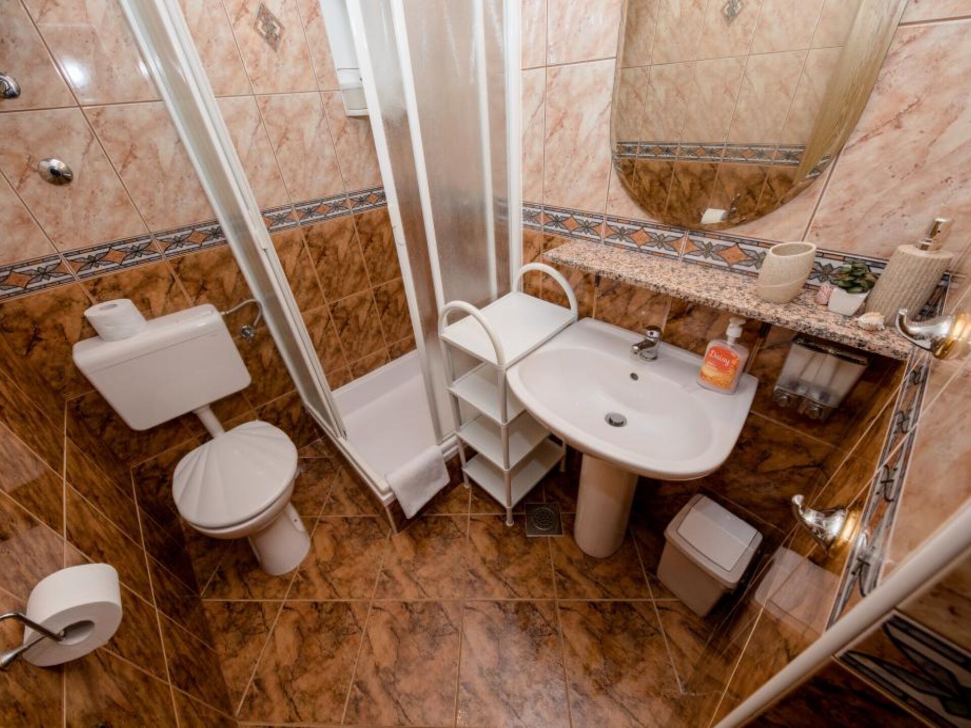 Ruim appartement voor 5 met terras vlakbij zee op Rab - foto 11