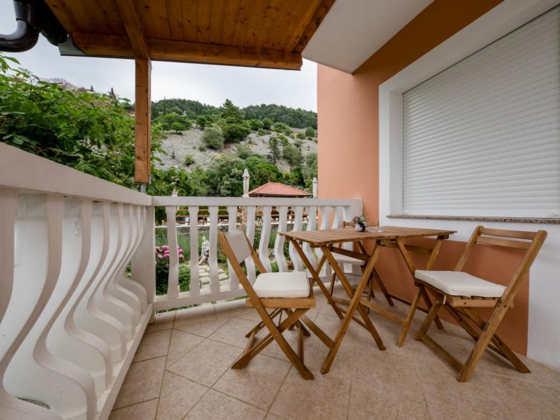 Knus studio-appartement met terras op het eiland Rab, vlak bij zee - foto 10
