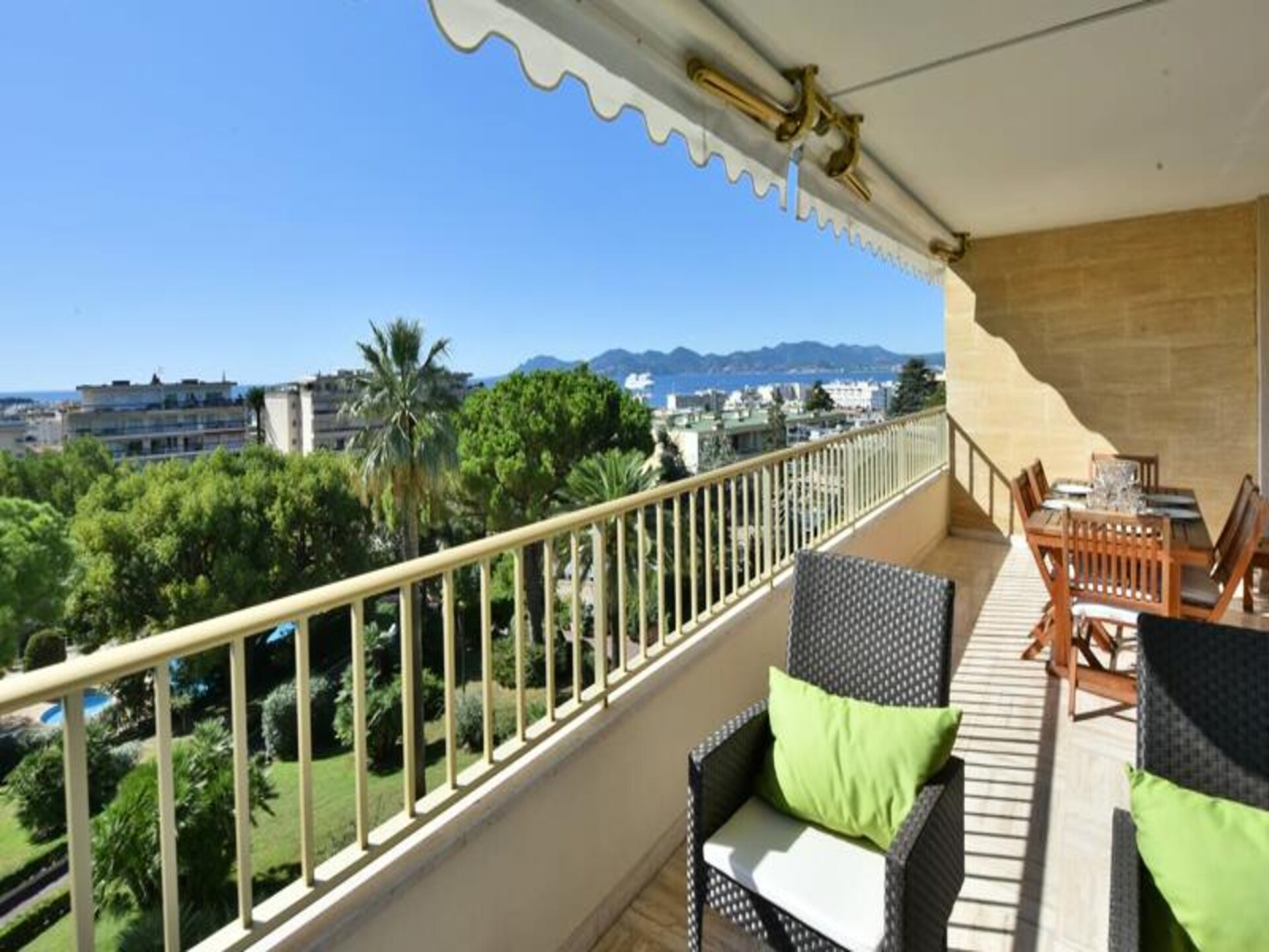 Licht appartement met 2 suites, zwembad en zeezicht nabij centrum Cannes - foto 1