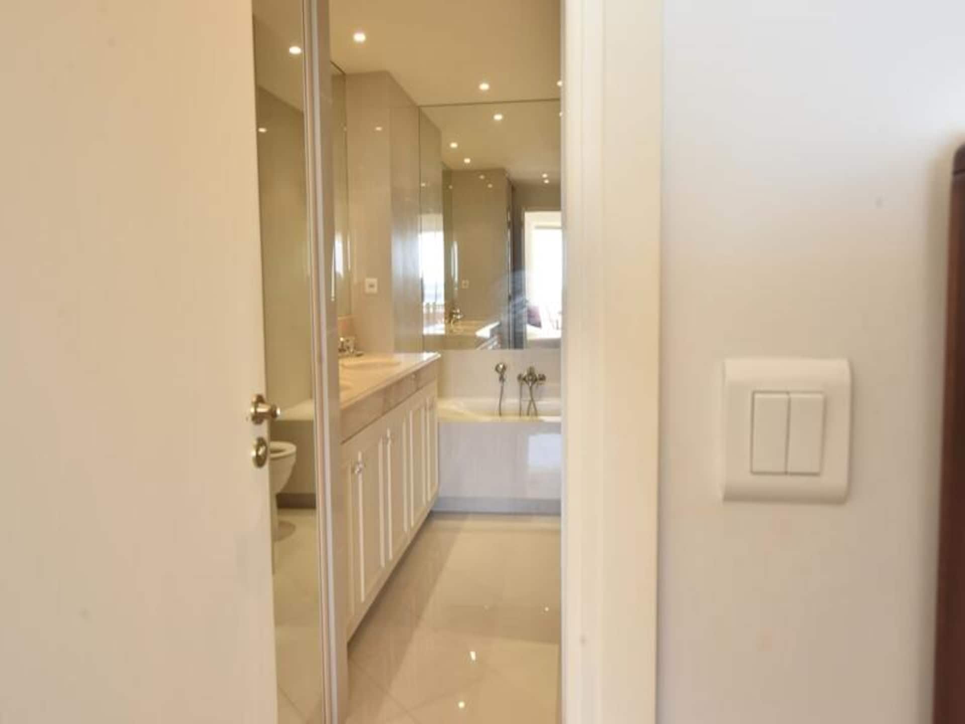 Licht appartement met 2 suites, zwembad en zeezicht nabij centrum Cannes - foto 15