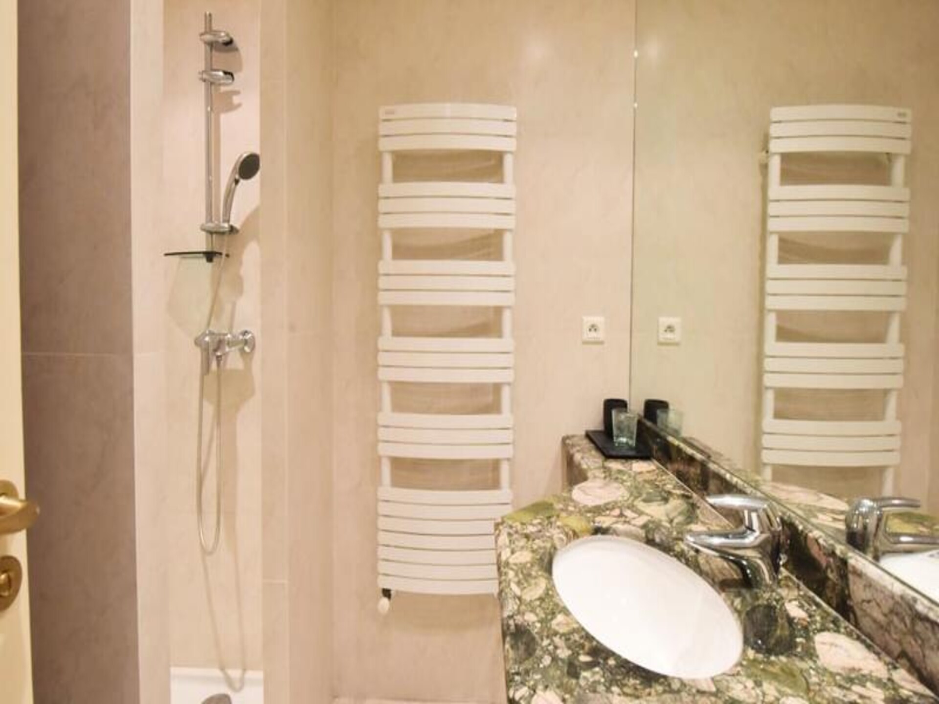 Licht appartement met 2 suites, zwembad en zeezicht nabij centrum Cannes - foto 17