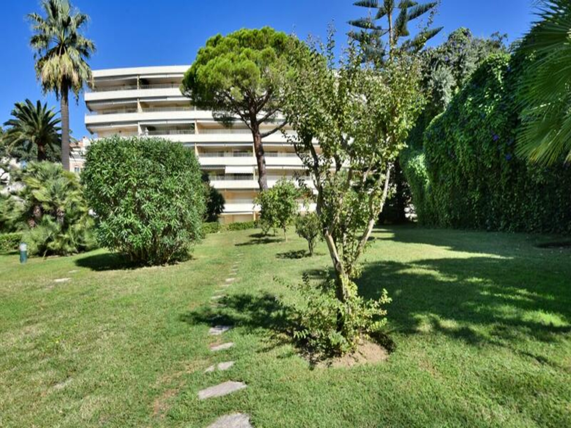 Licht appartement met 2 suites, zwembad en zeezicht nabij centrum Cannes - foto 21