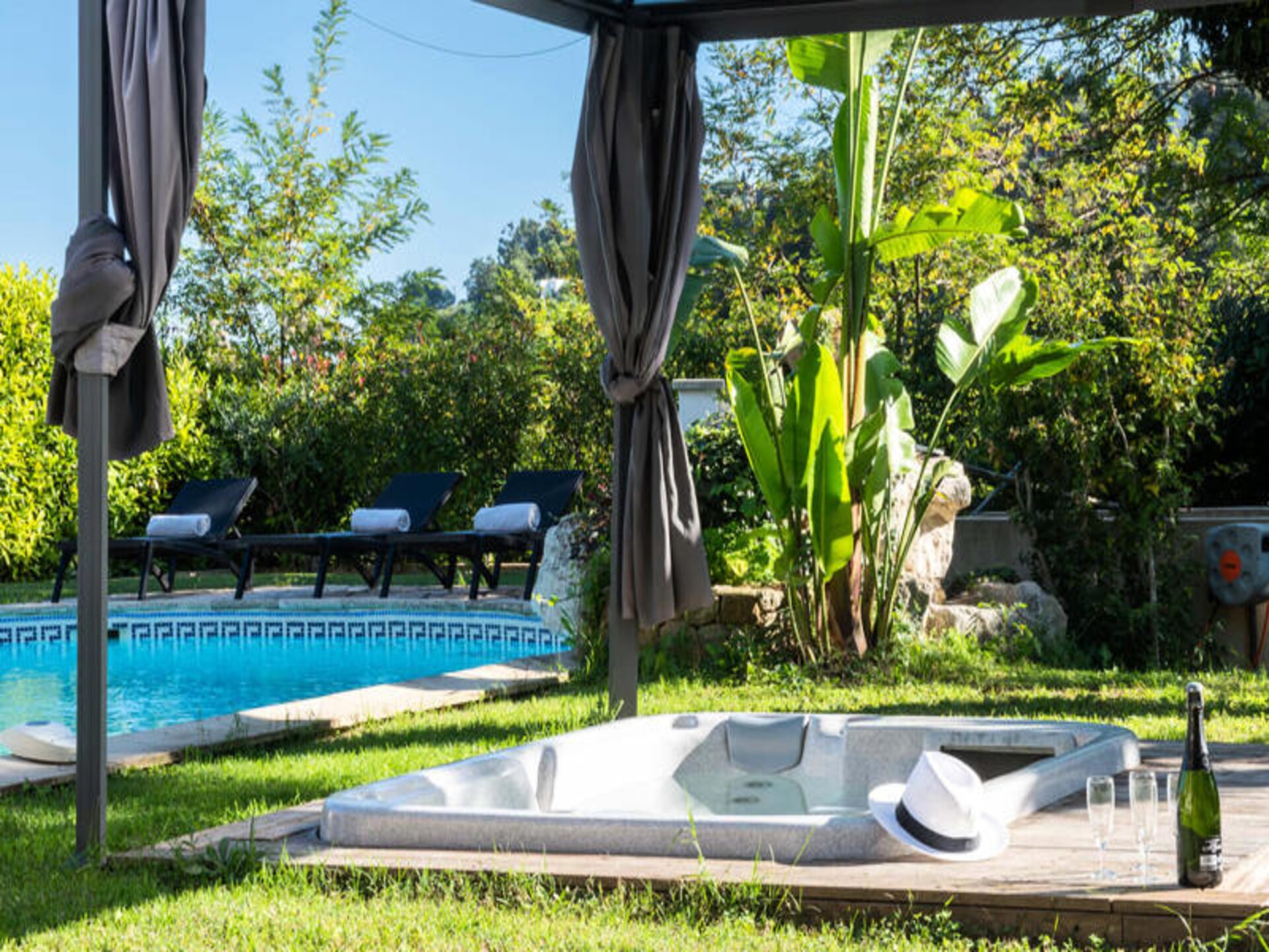 Luxe villa van 330m² met 6 slaapkamers, verwarmd zwembad en jacuzzi in Vallauris - foto 11