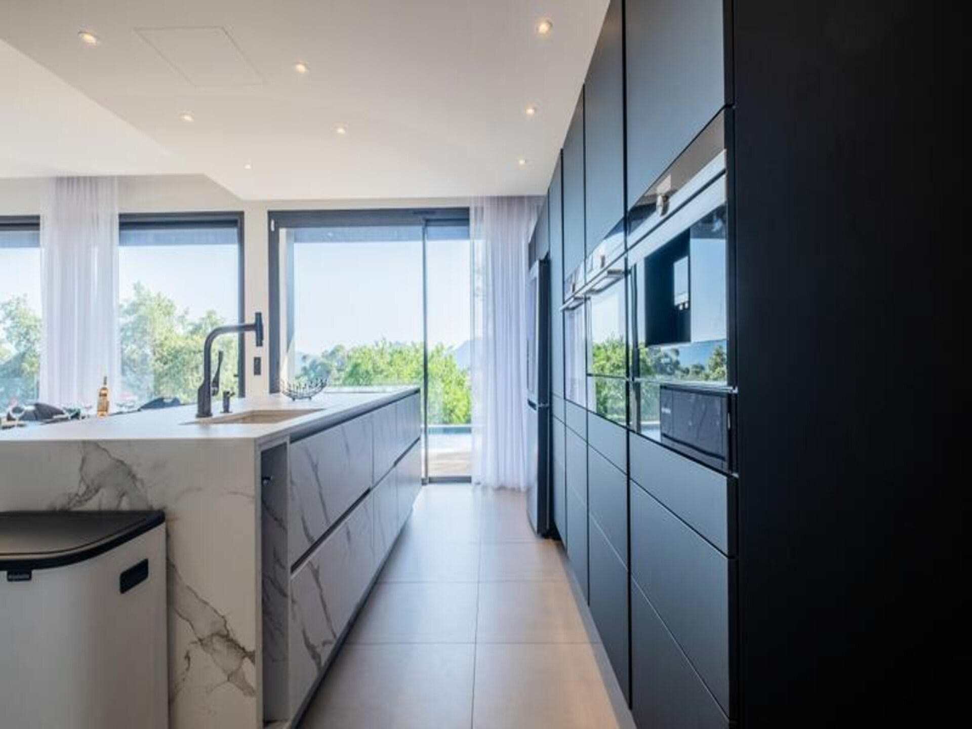 Architectenwoning met verwarmd zwembad en panoramisch zeezicht in Mandelieu - foto 3
