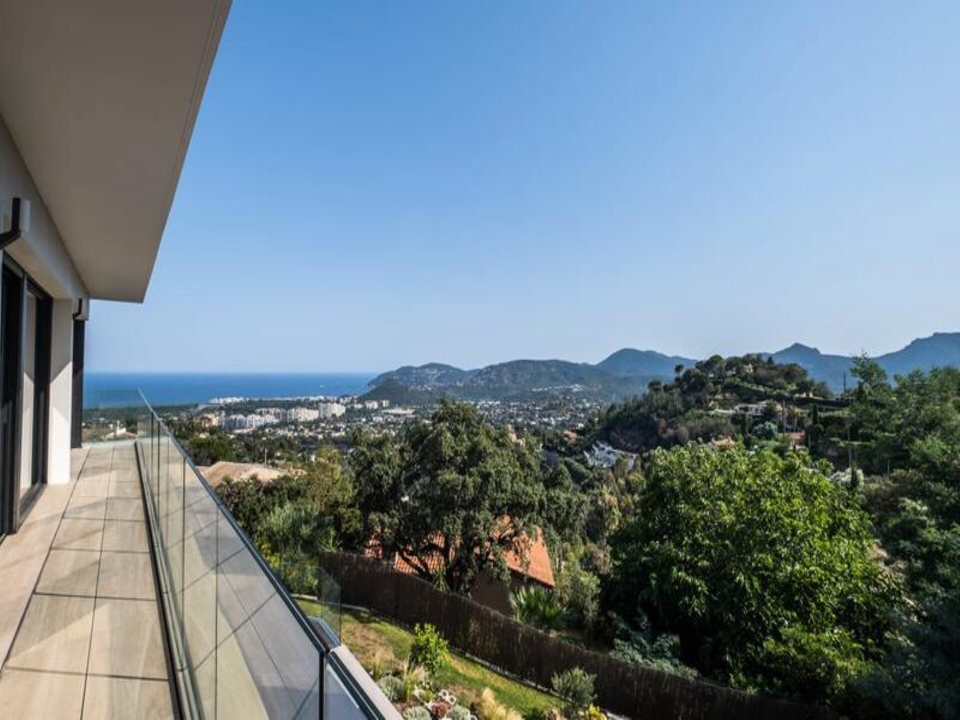 Architectenwoning met verwarmd zwembad en panoramisch zeezicht in Mandelieu - foto 38
