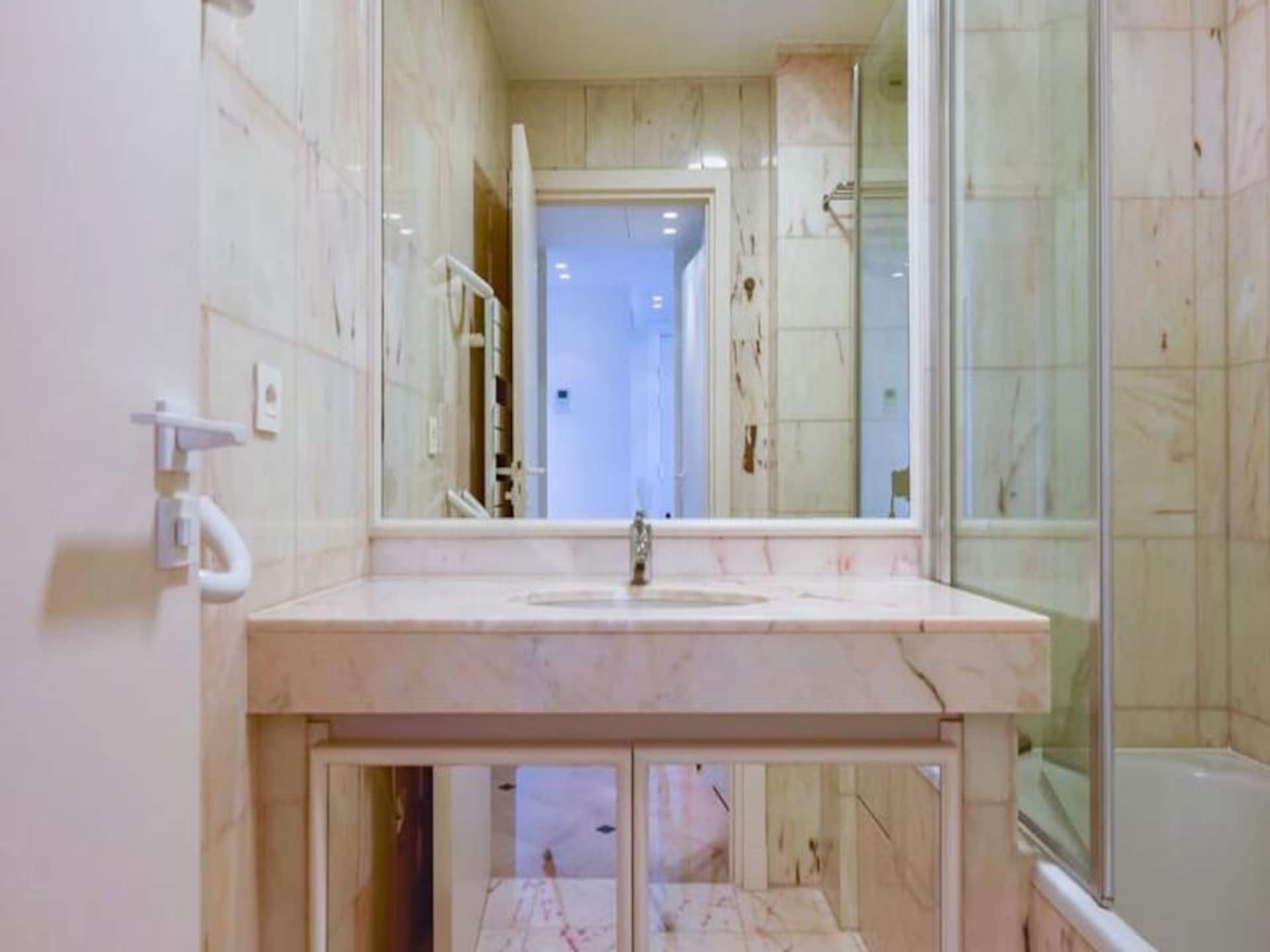 Appartement Cannes la Bocca met zeezicht, zwembad en garage - foto 16
