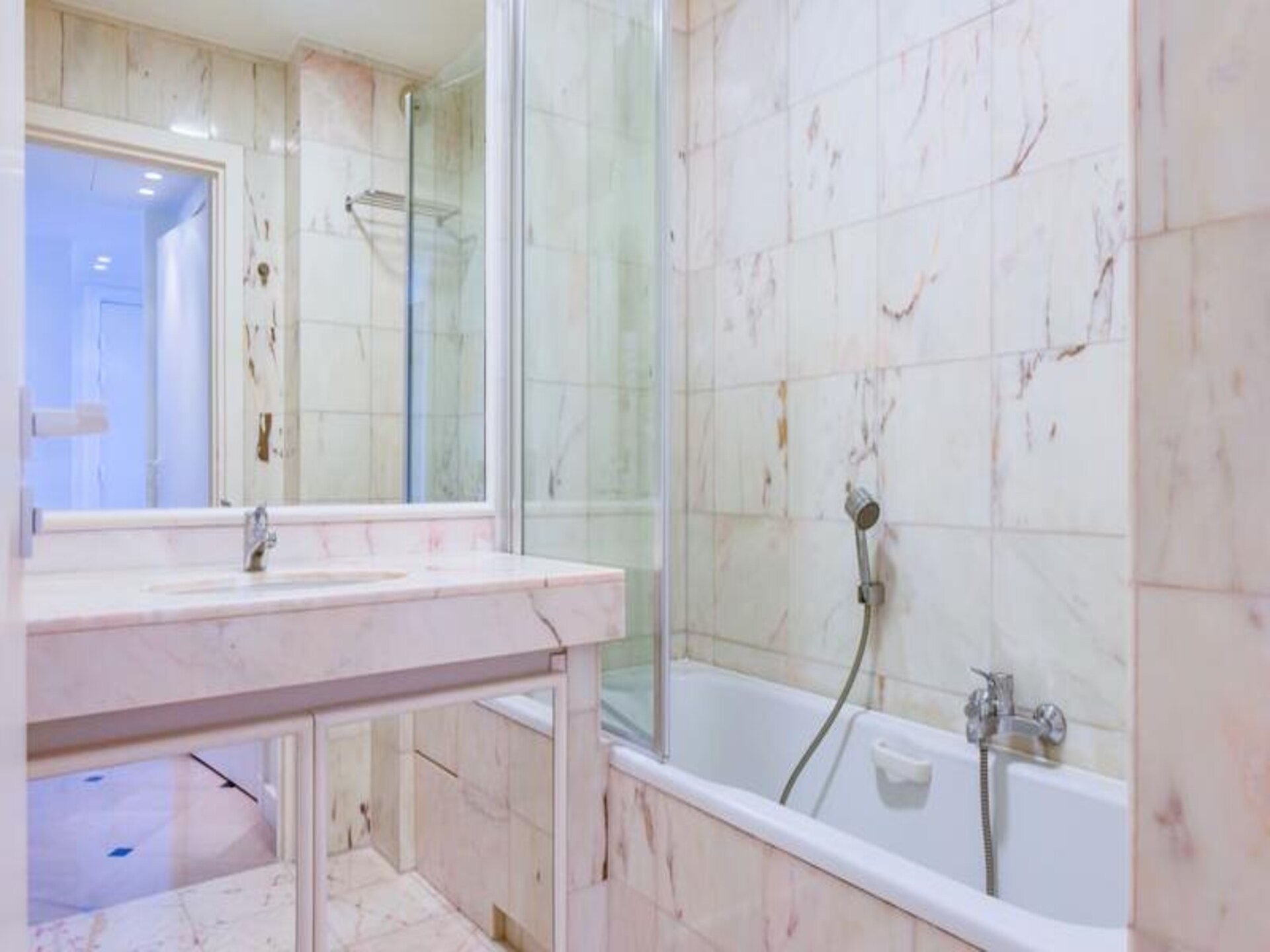 Appartement Cannes la Bocca met zeezicht, zwembad en garage - foto 17