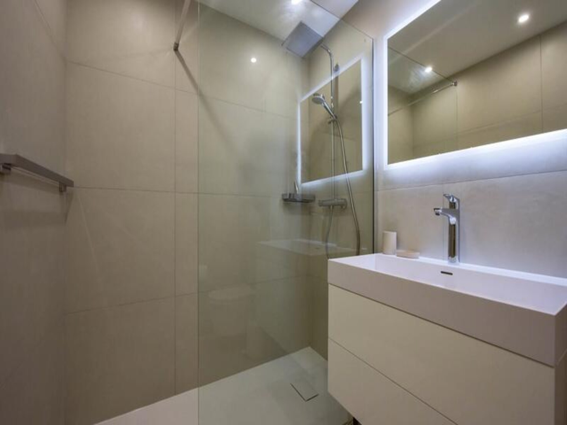 Licht appartement met panoramisch zeezicht in Cannes la Bocca - foto 15