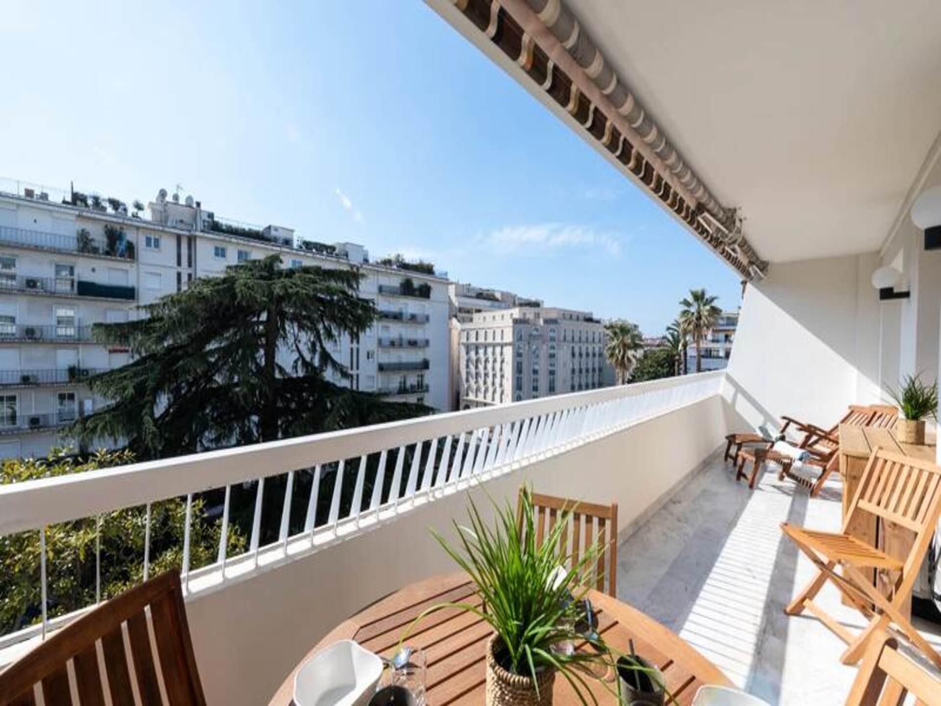 Gerenoveerd Appartement met Zonnig Terras in het Hart van Cannes - foto 33