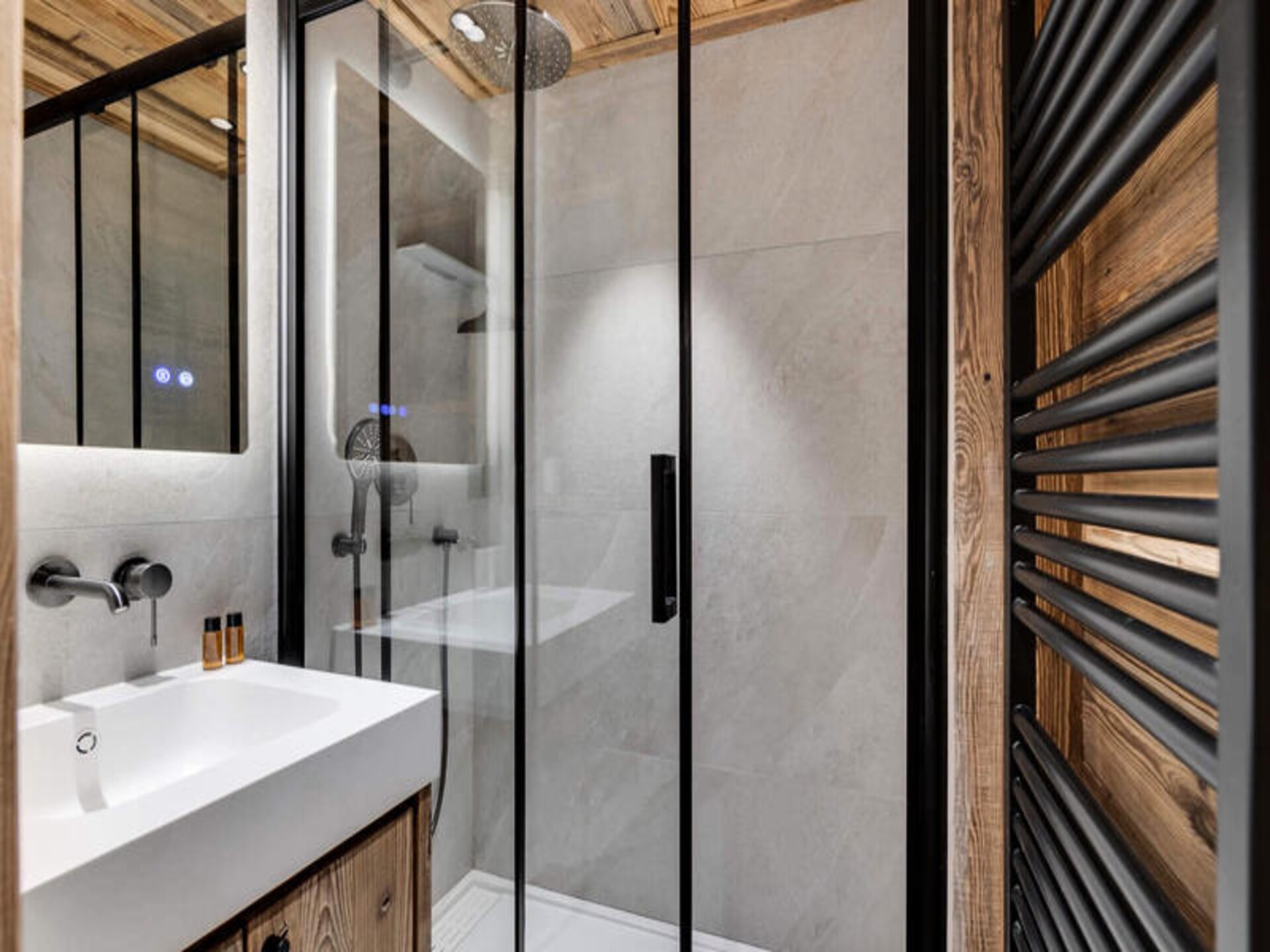 Sfeervol gerenoveerd studio-appartement op de piste in Val d'Isère - foto 9