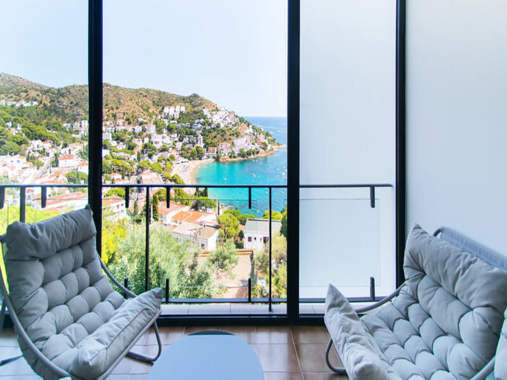 Zonovergoten appartement met zeezicht en balkon in Roses - foto 1