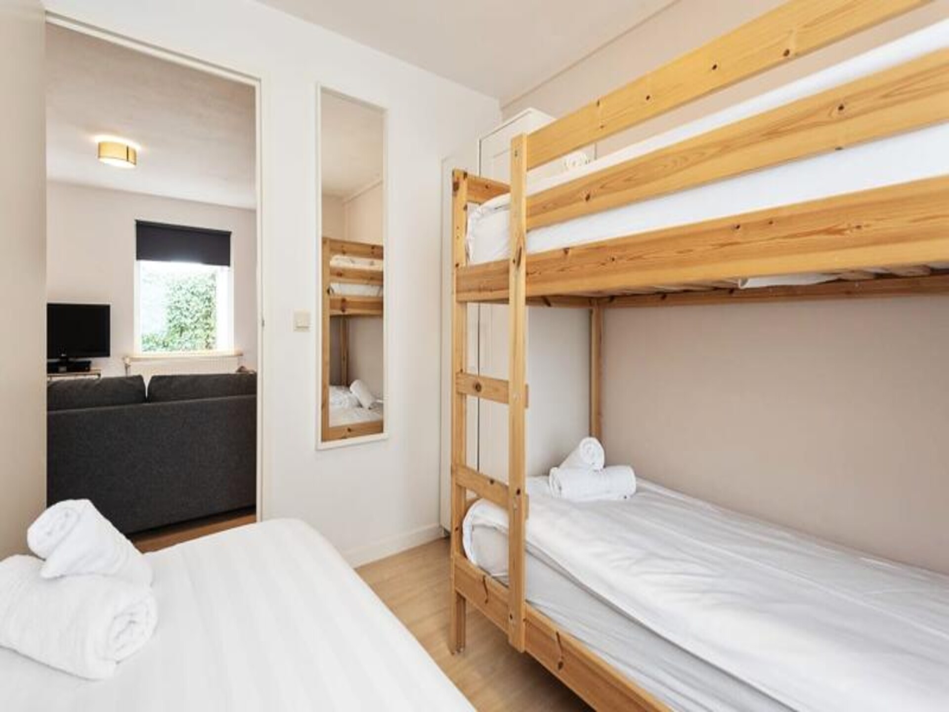 Vernieuwd familieappartement in Zandvoort met gratis parking, 7 min van het strand - foto 4