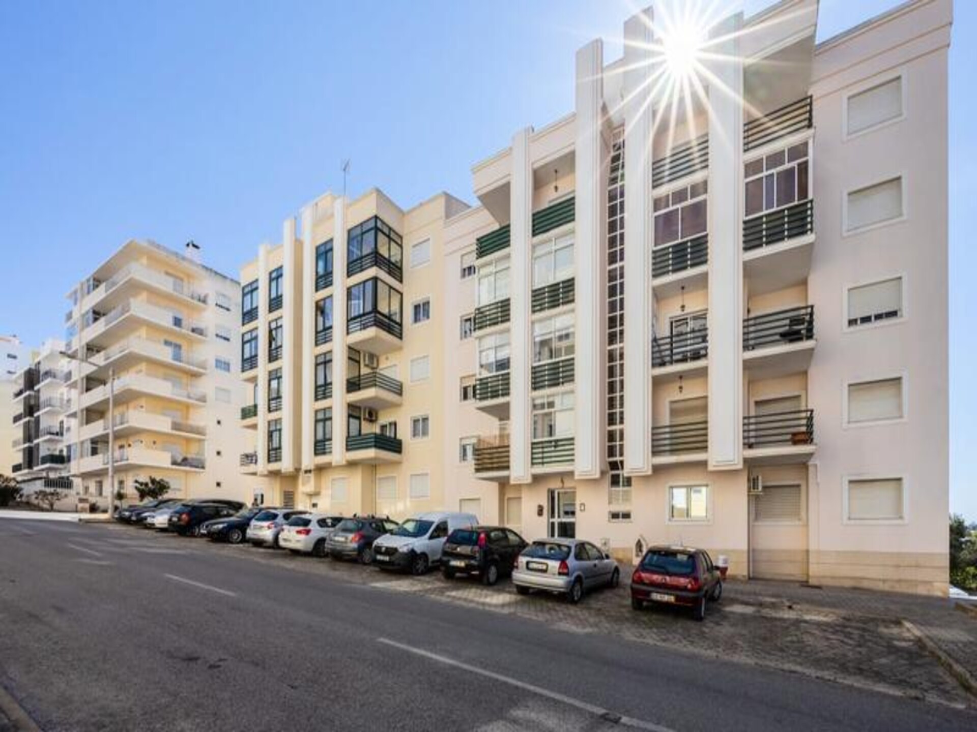 Gerenoveerd 3-slaapkamer appartement op loopafstand van strand en haven - foto 4
