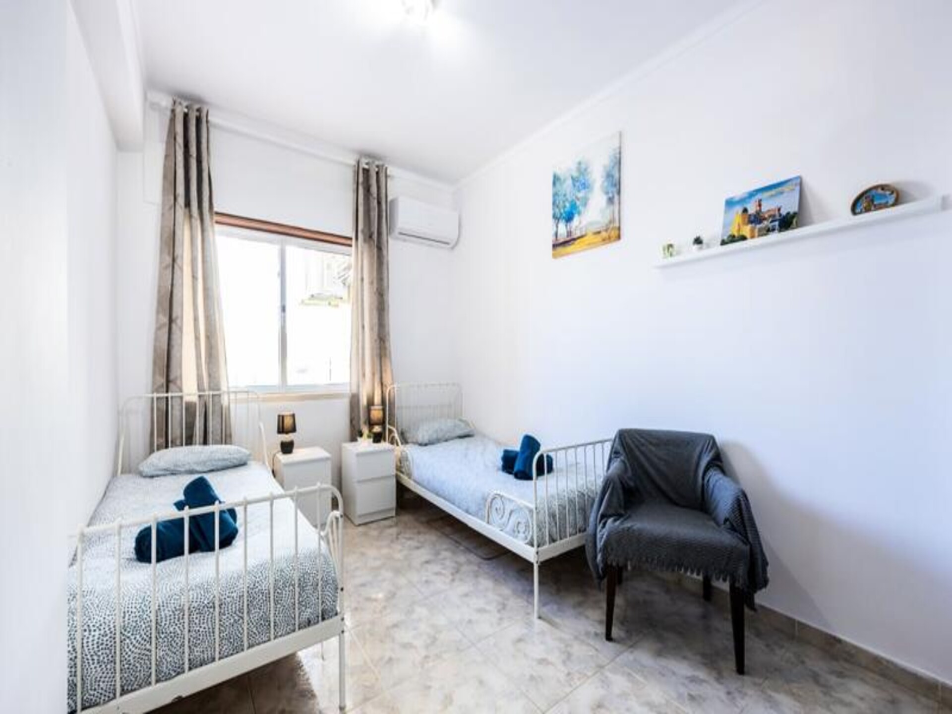 Gerenoveerd 3-slaapkamer appartement op loopafstand van strand en haven - foto 12