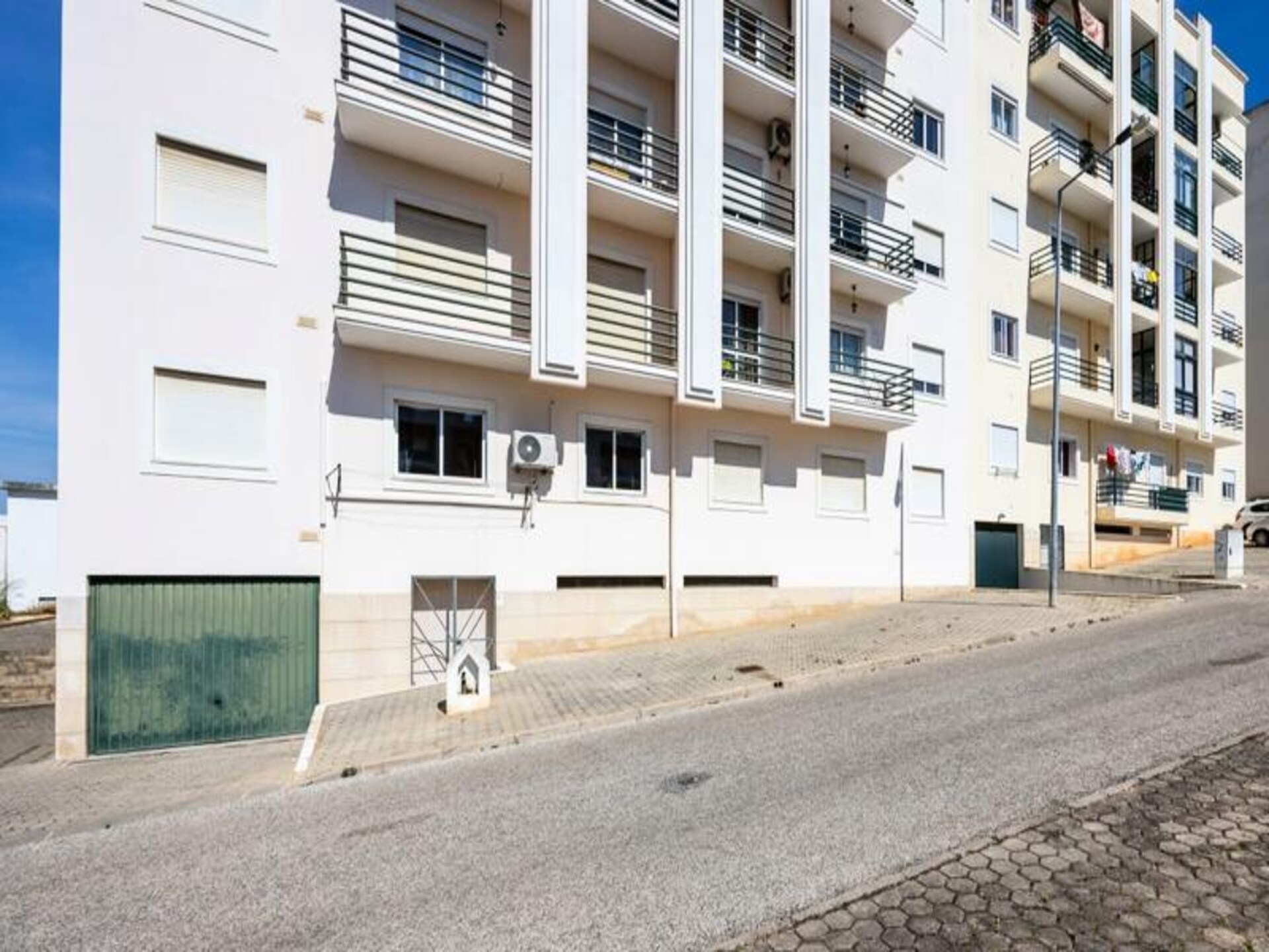 Gerenoveerd 3-slaapkamer appartement op loopafstand van strand en haven - foto 23