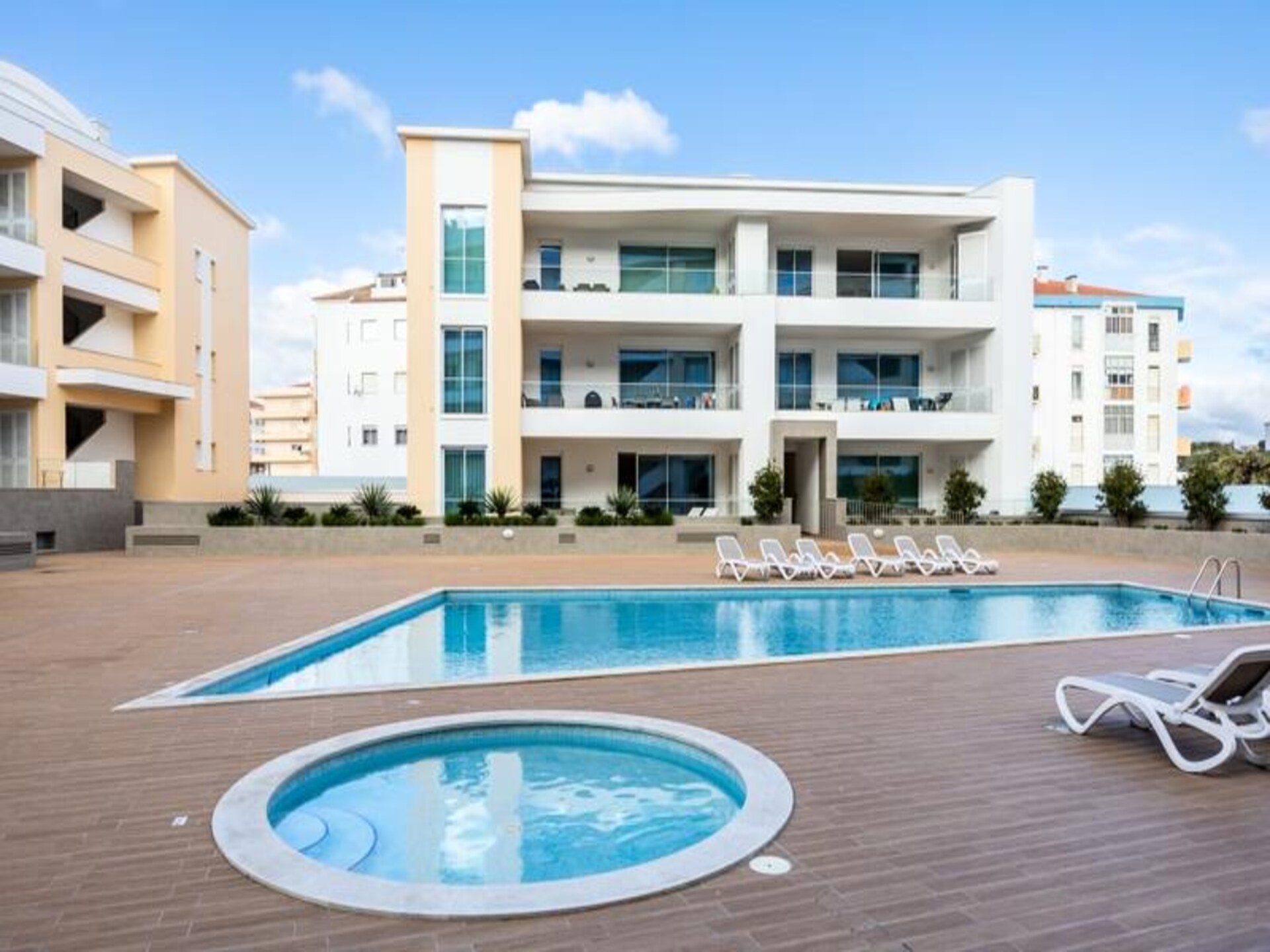 Luxe 3-slaapkamer appartement met zwembadzicht in Lagos, dichtbij strand en haven - foto 27