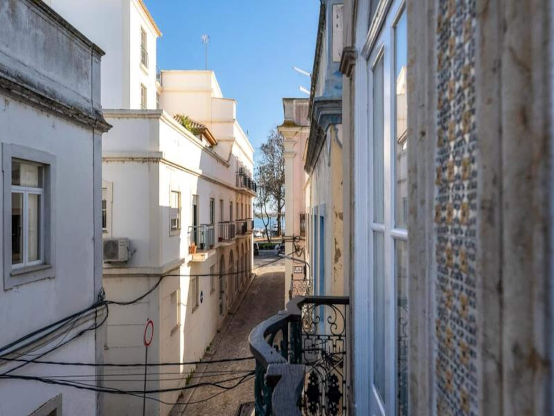 Historisch appartement in Olhão met panoramisch dakterras en uitzicht op zee - foto 14
