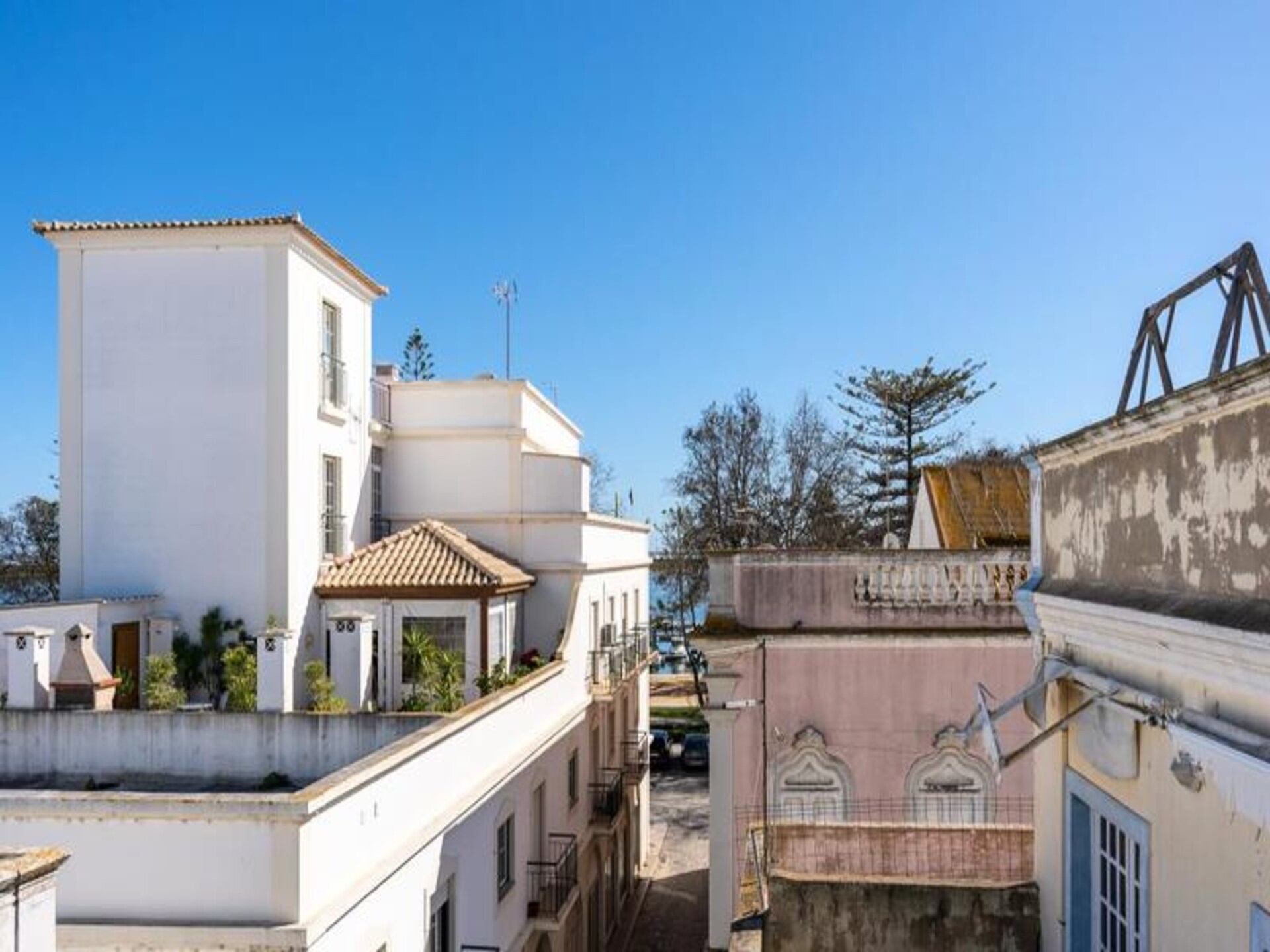 Historisch appartement in Olhão met panoramisch dakterras en uitzicht op zee - foto 37