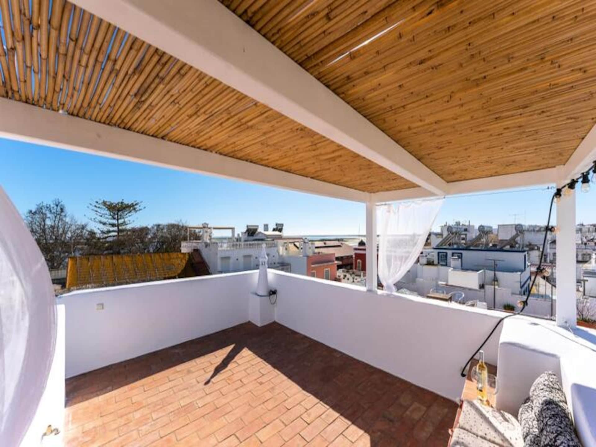 Historisch appartement in Olhão met panoramisch dakterras en uitzicht op zee - foto 39