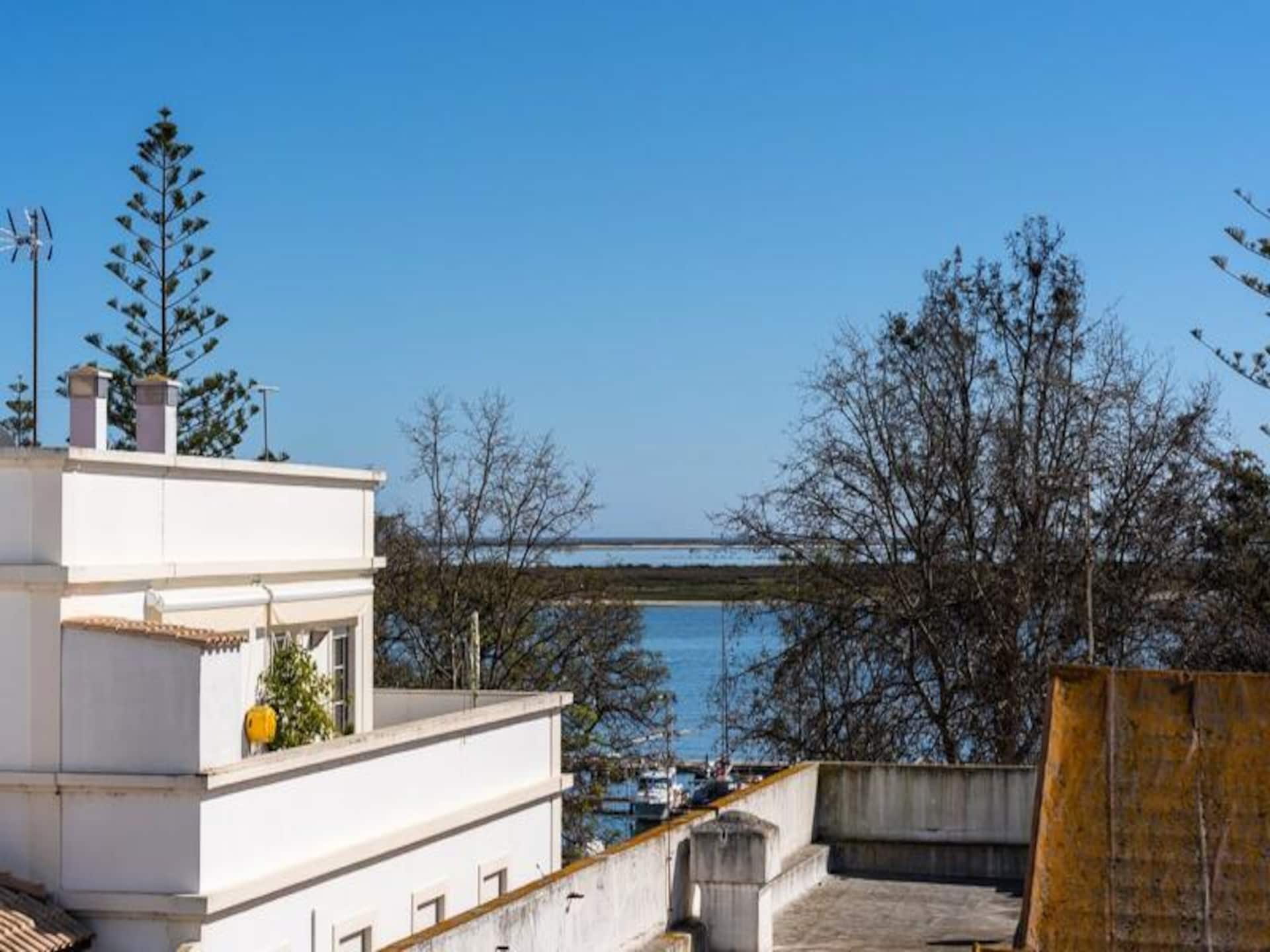 Historisch appartement in Olhão met panoramisch dakterras en uitzicht op zee - foto 41