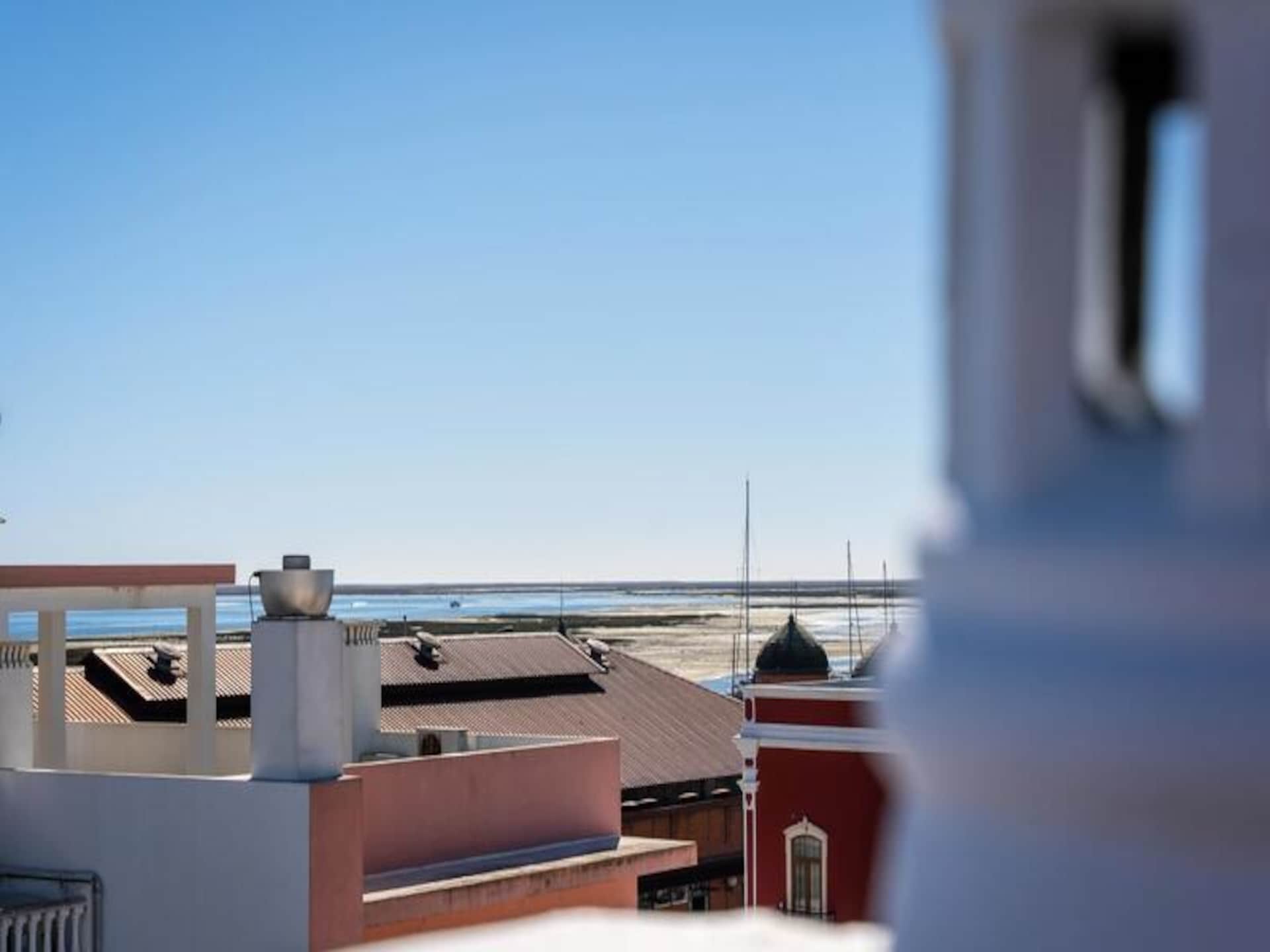 Historisch appartement in Olhão met panoramisch dakterras en uitzicht op zee - foto 42