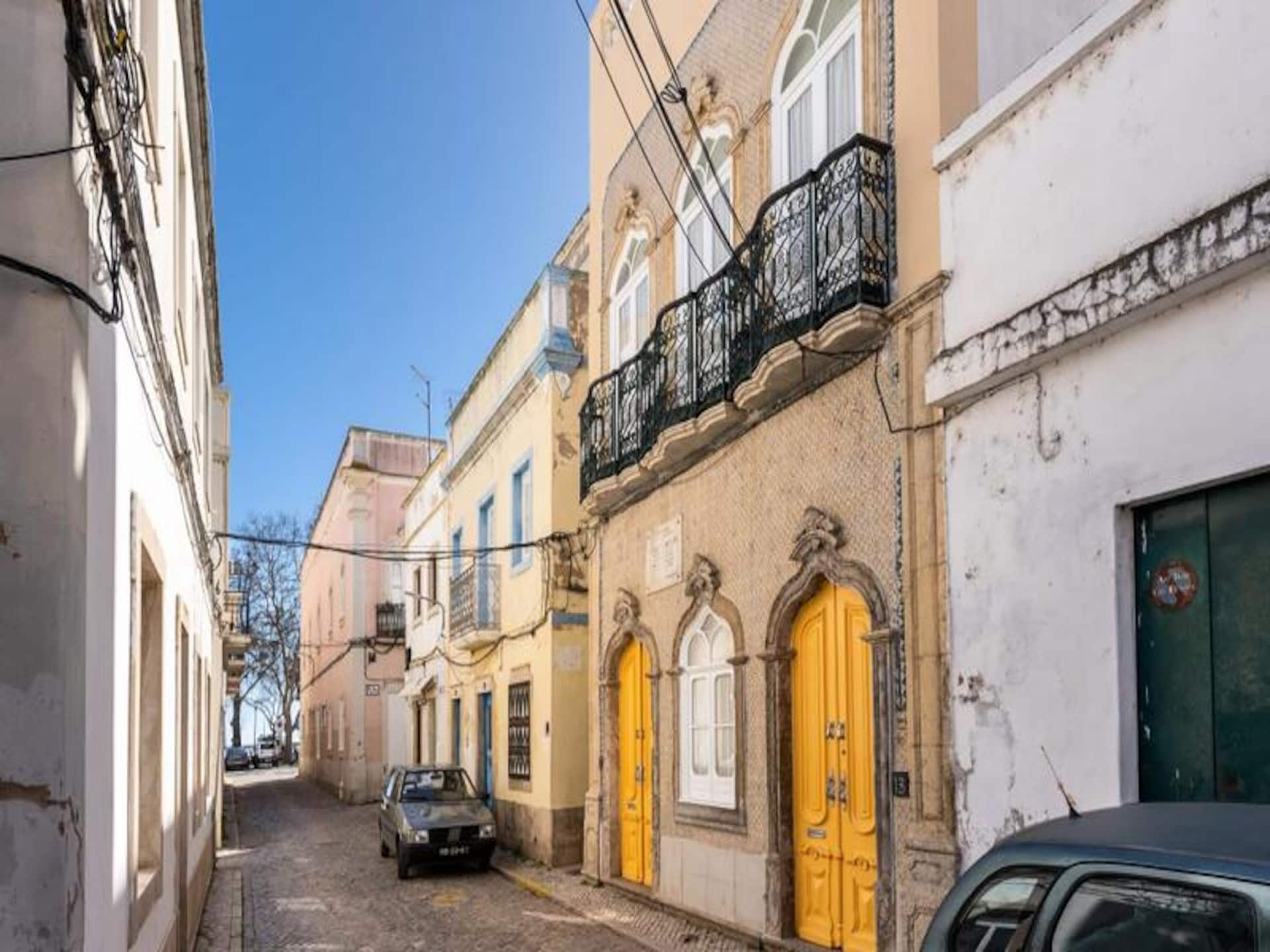 Historisch appartement in Olhão met panoramisch dakterras en uitzicht op zee - foto 45