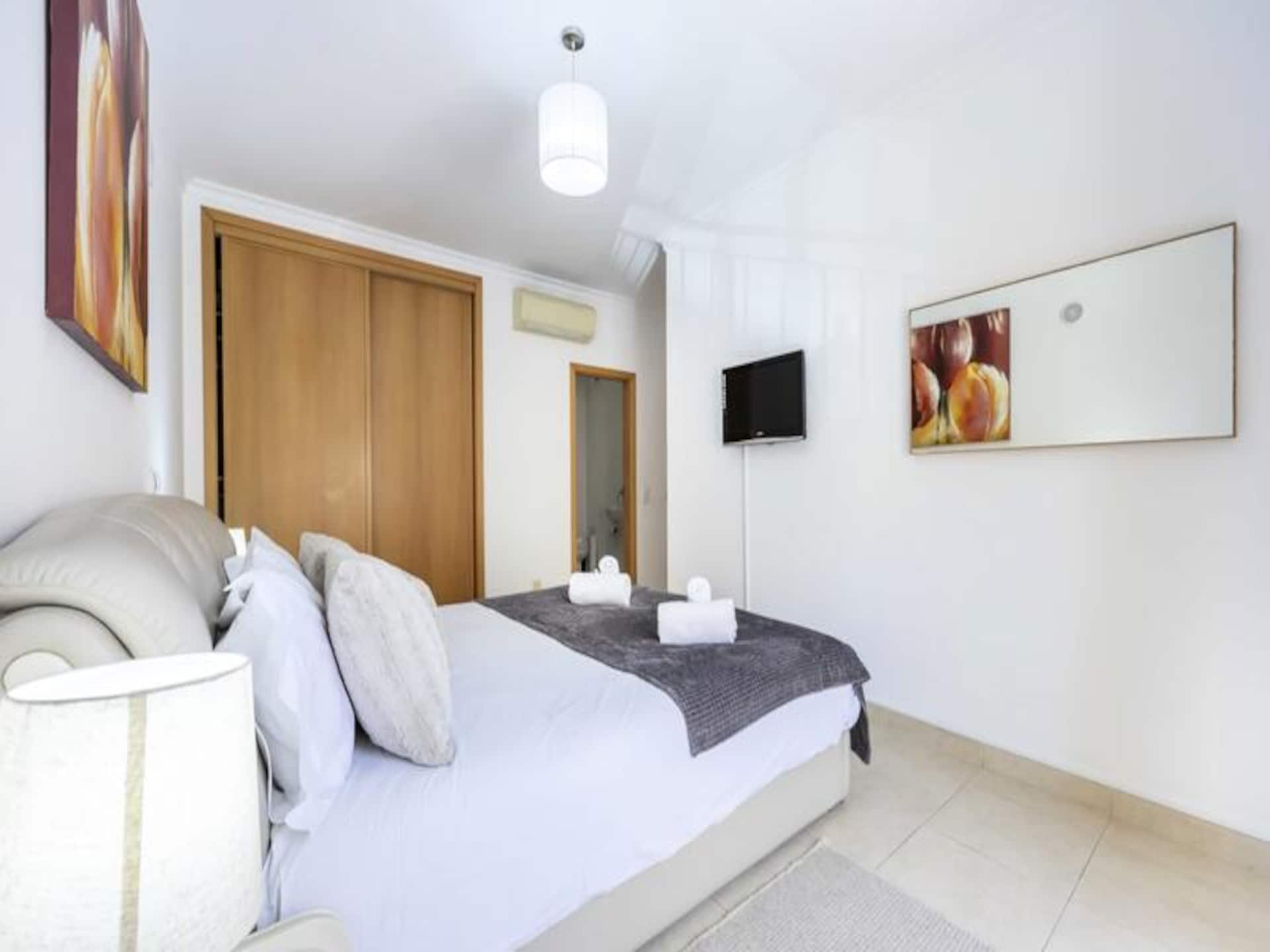 Licht appartement in Lagos met zwembad, fitness & privébalkons op zuiden - foto 9