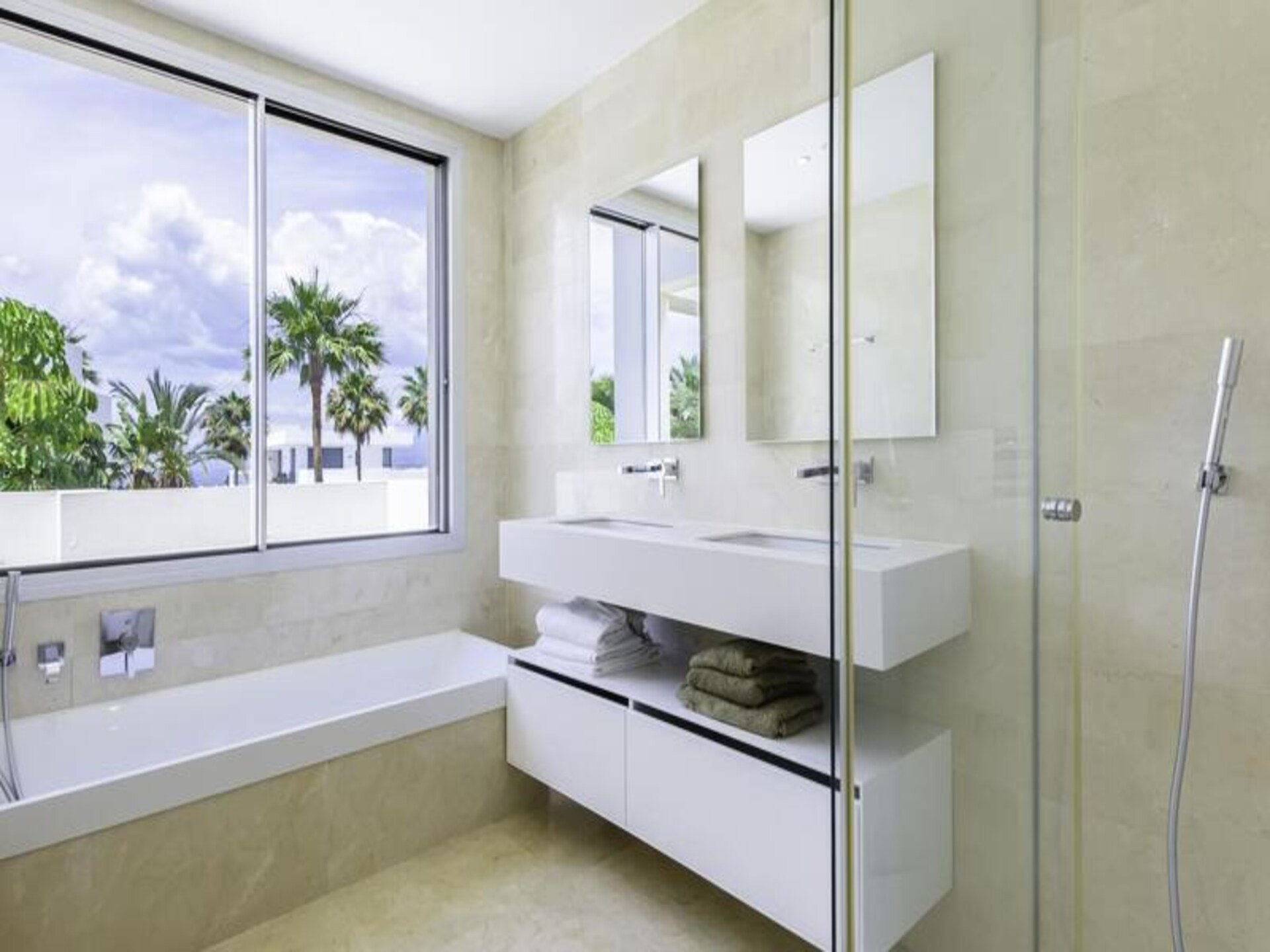 Luxe appartement bij Marbella met zeezicht, tuin en 3 slaapkamers - foto 11