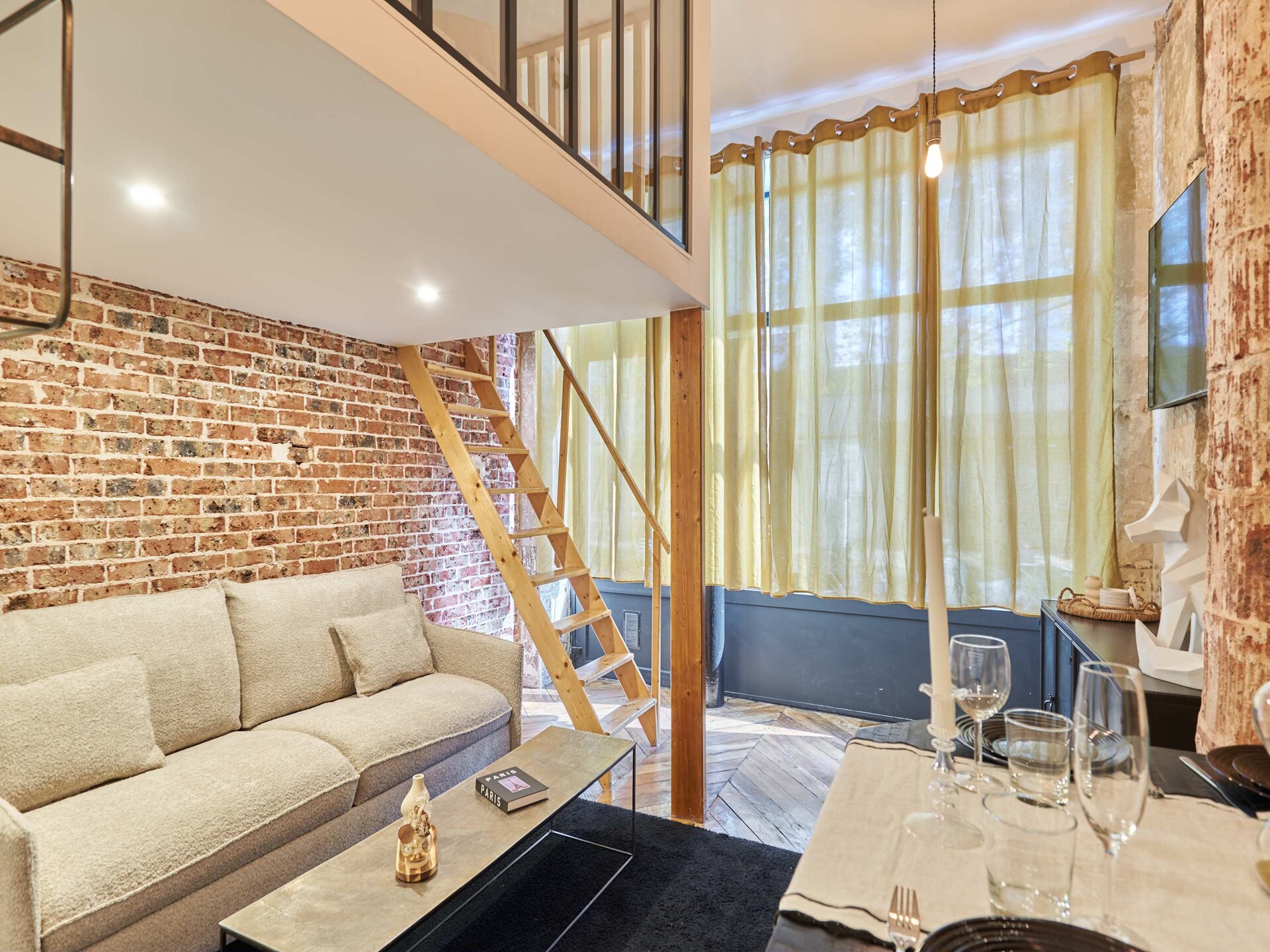 Licht appartement met mezzanine in Parijs' 20e arrondissement - foto 1