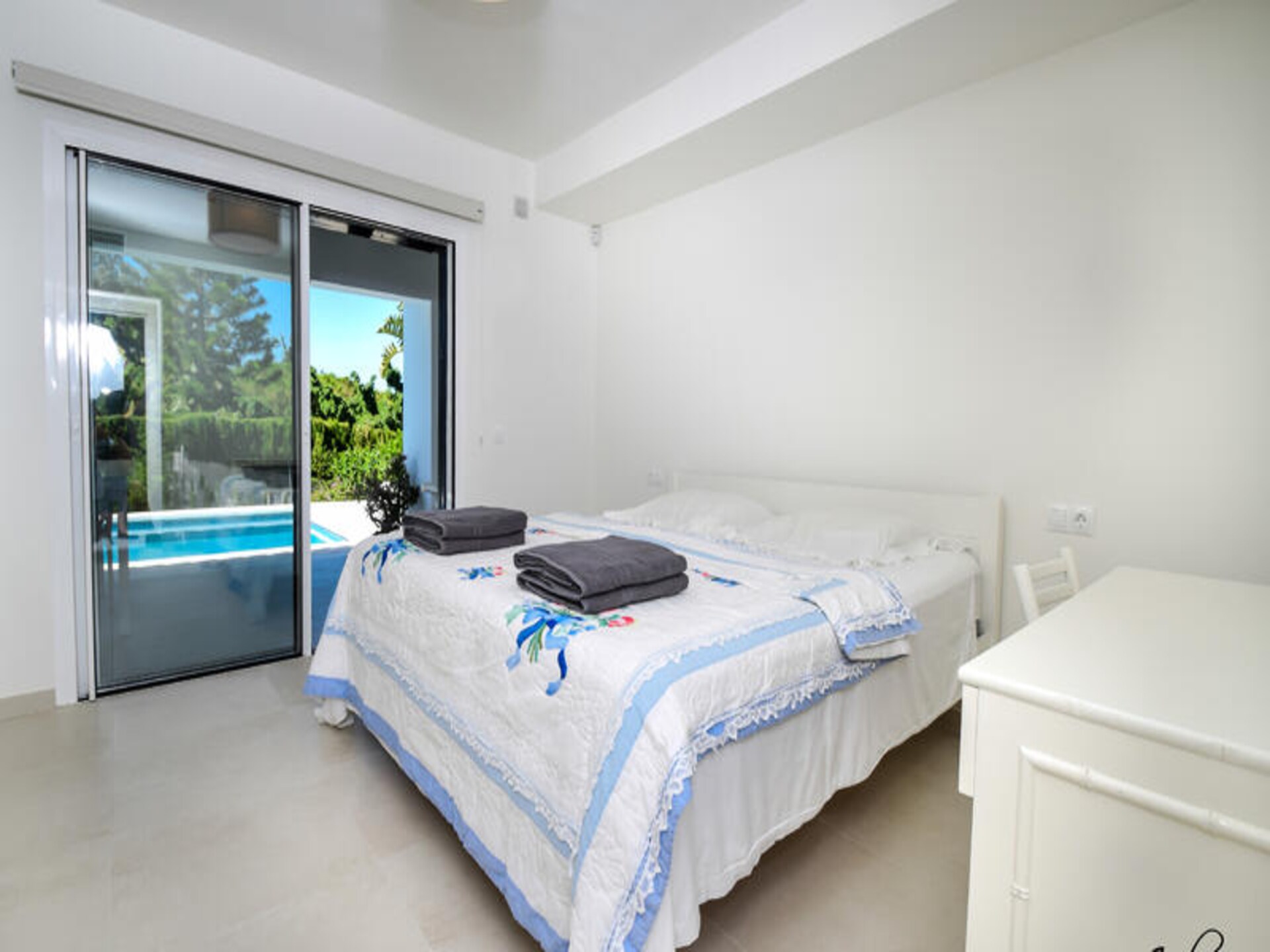 Zonovergoten appartement met privézwembad en tuin nabij Marbella - foto 11