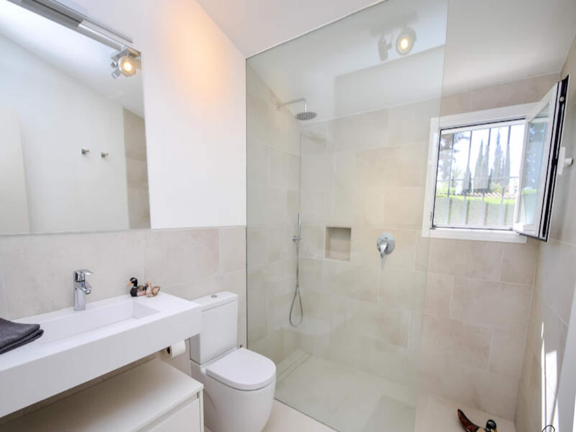 Zonovergoten appartement met privézwembad en tuin nabij Marbella - foto 12