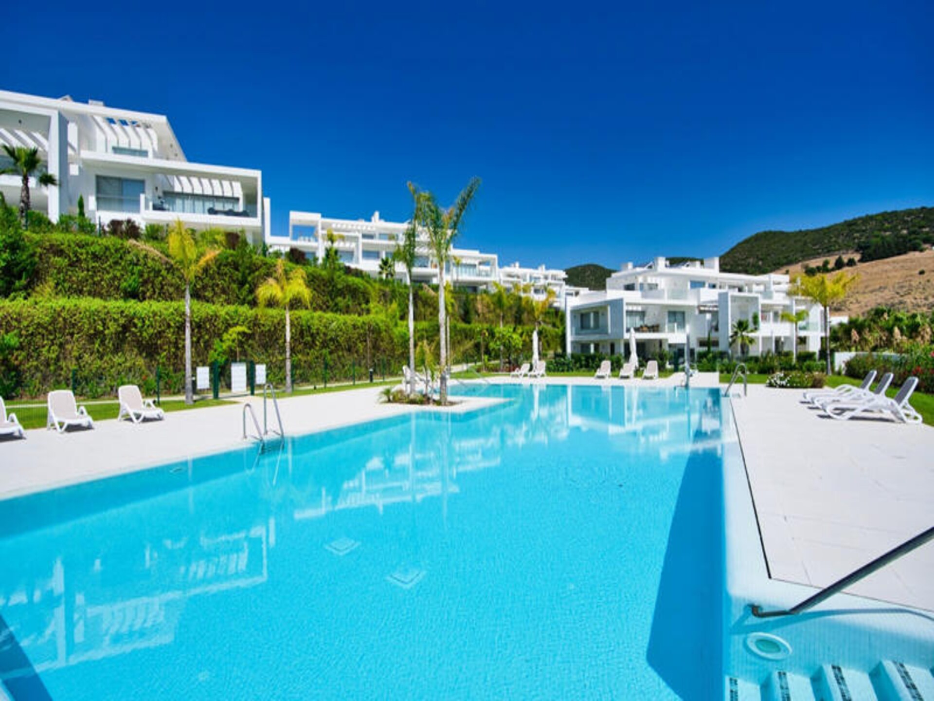 Modern appartement aan kristalheldere lagune in Casares, vlakbij Estepona - foto 3