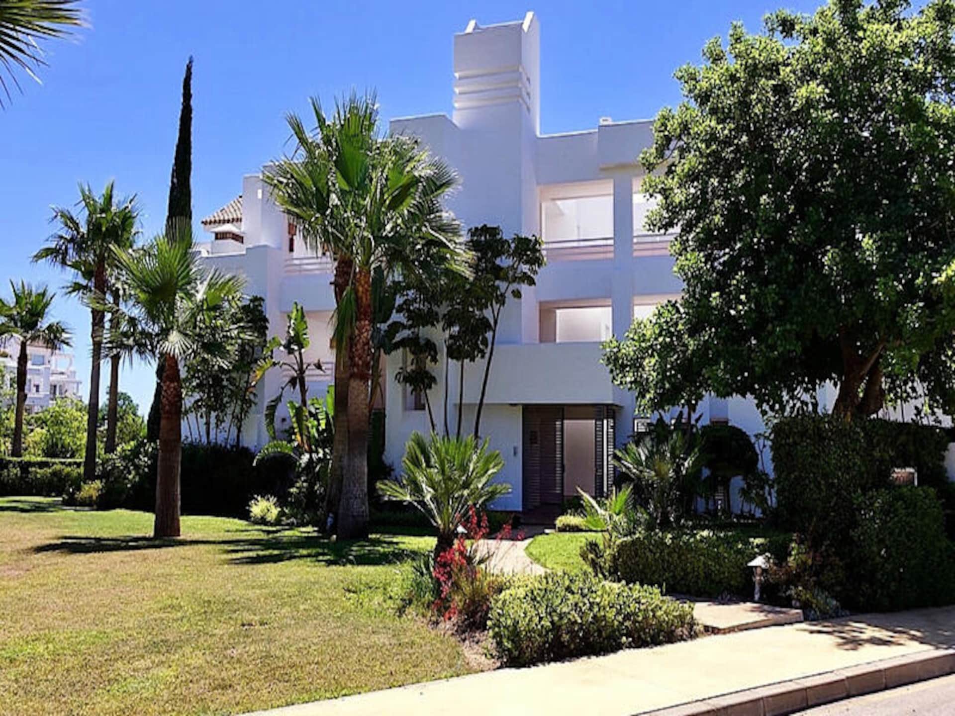Modern appartement aan kristalheldere lagune in Casares, vlakbij Estepona - foto 15
