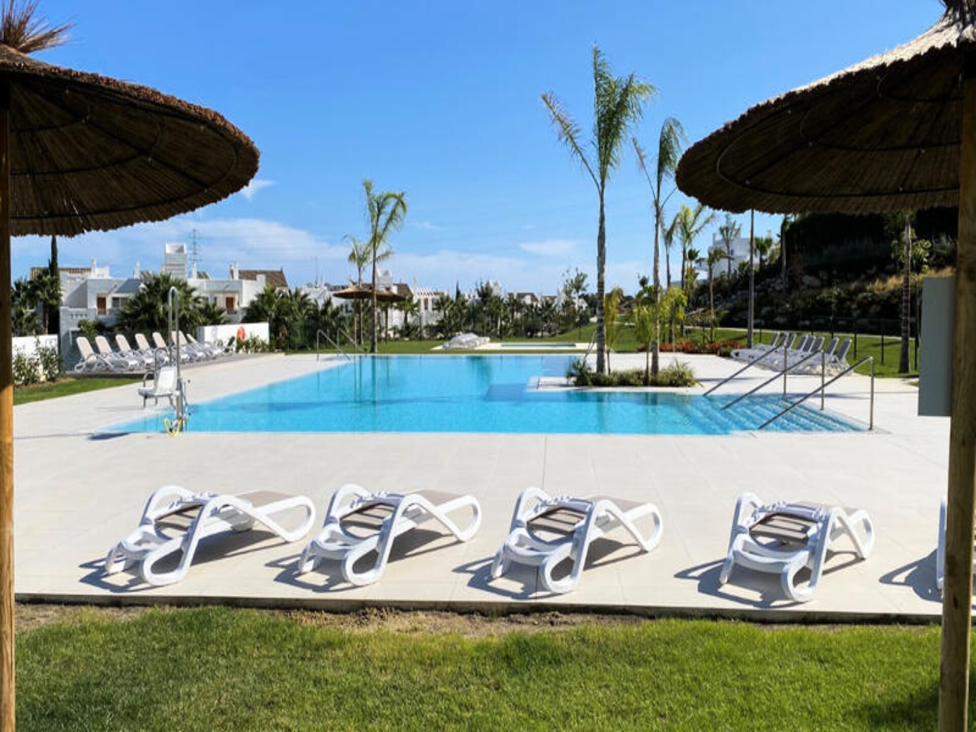 Modern appartement aan kristalheldere lagune in Casares, vlakbij Estepona - foto 25